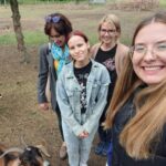 Studentki Wydziału Nauk o Zdrowiu - III rok Turystyka i Rekreacja AJP, podczas zajęć zajęć na zewnątrz w ramach przedmiotu Turystyka wiejska i agroturystyka wraz z wykładowcami.