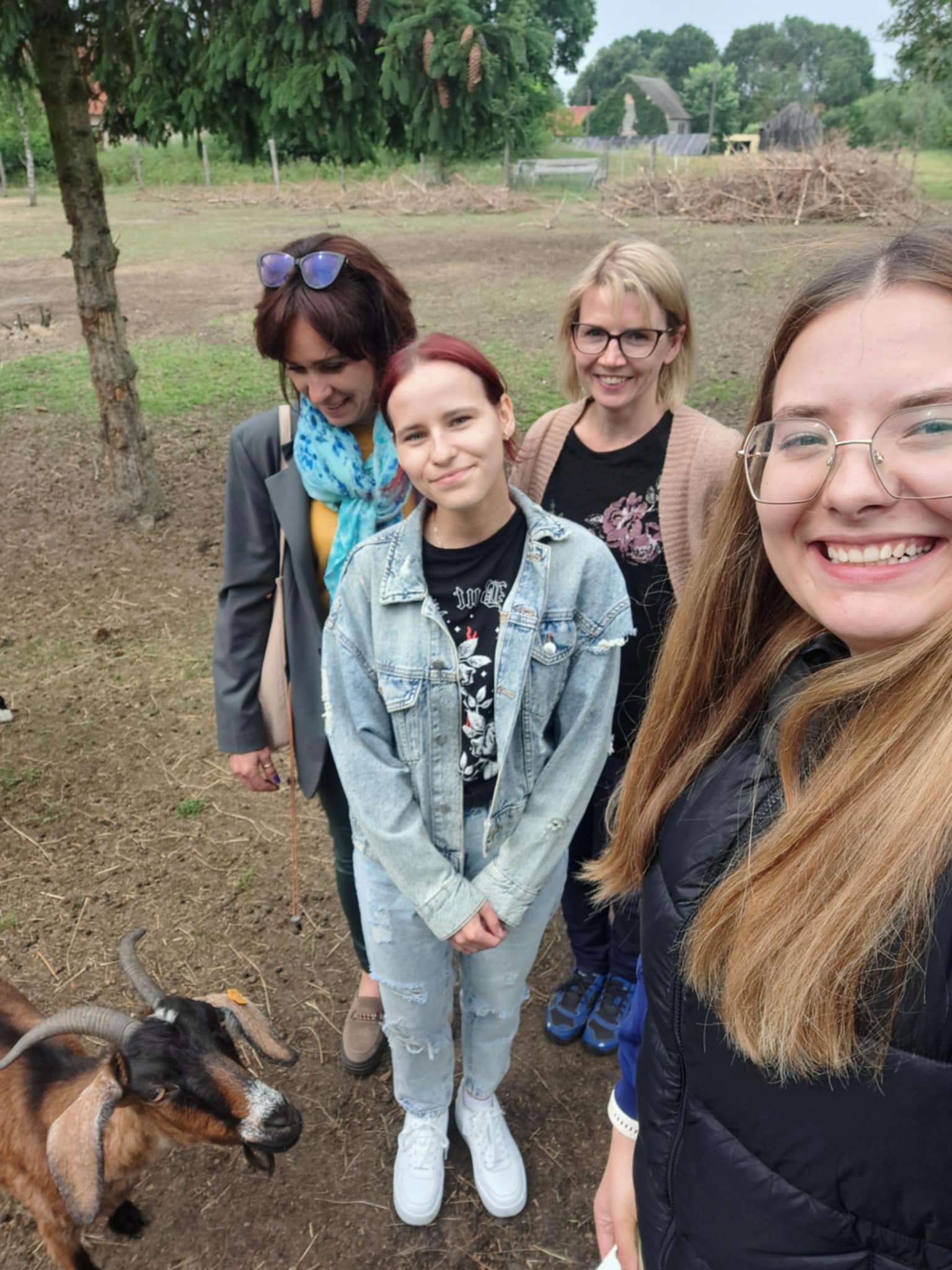 Studentki Wydziału Nauk o Zdrowiu - III rok Turystyka i Rekreacja AJP, podczas zajęć zajęć na zewnątrz w ramach przedmiotu Turystyka wiejska i agroturystyka wraz z wykładowcami.