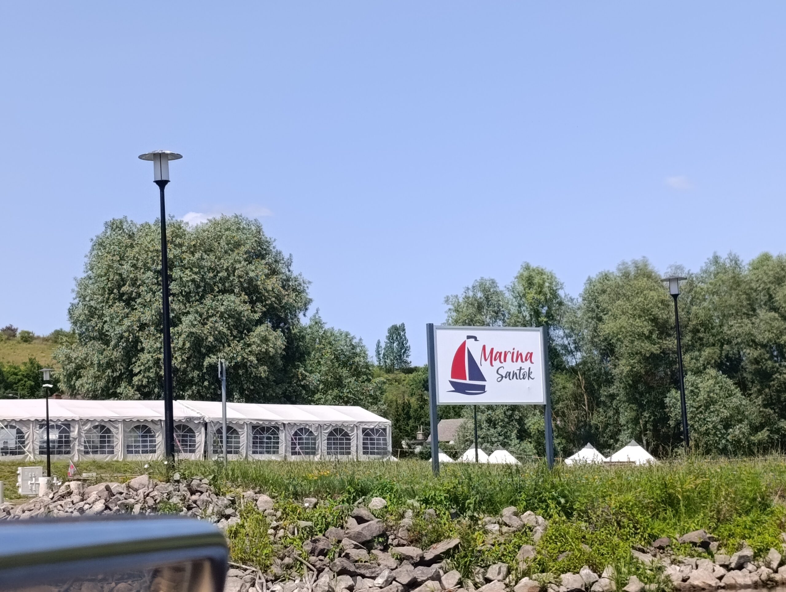 Na zdjęciu widok z motorówki na Marine Santok.