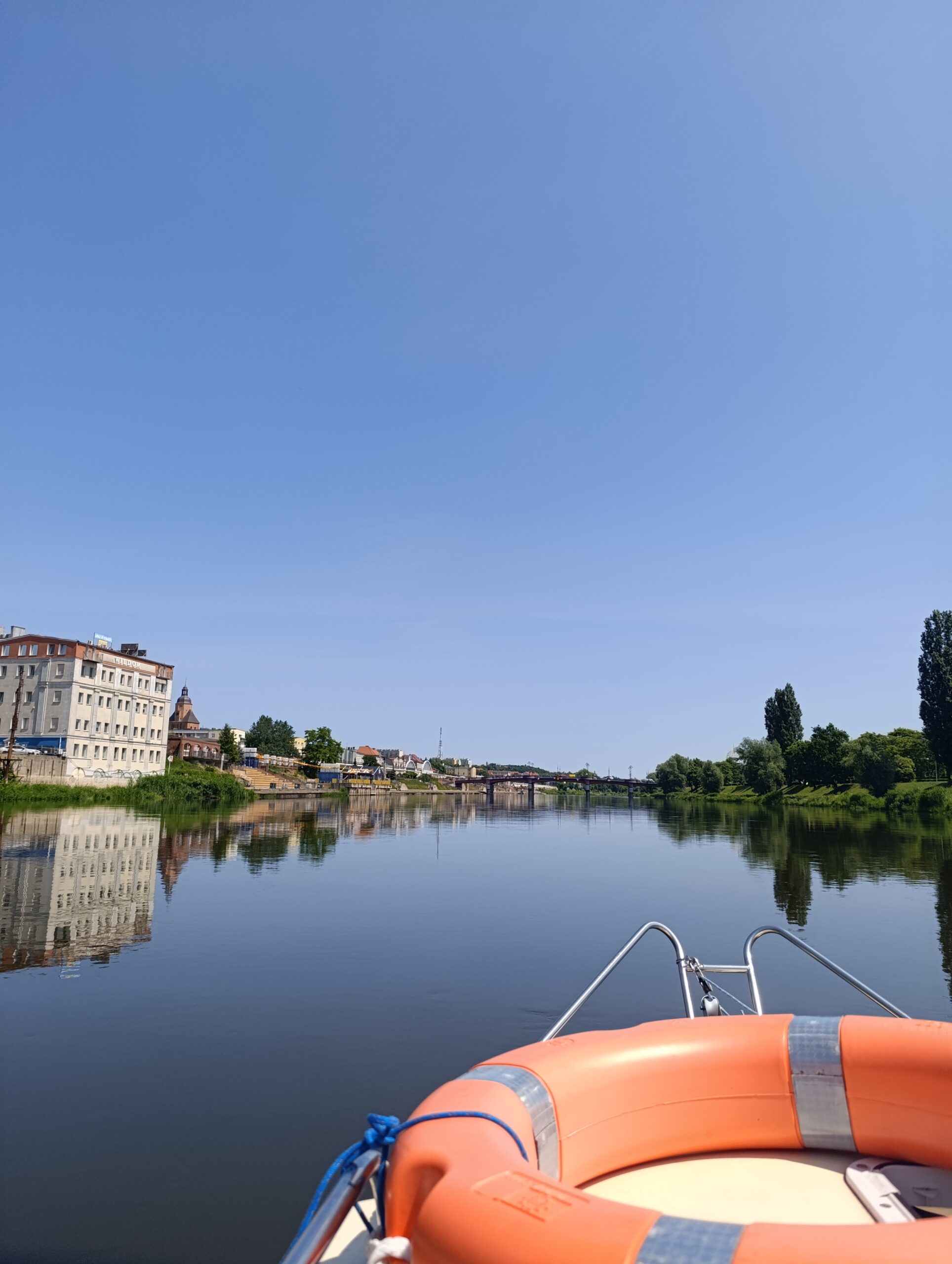 Na zdjęciu widok z motorówki na Gorzów Wielkopolski.