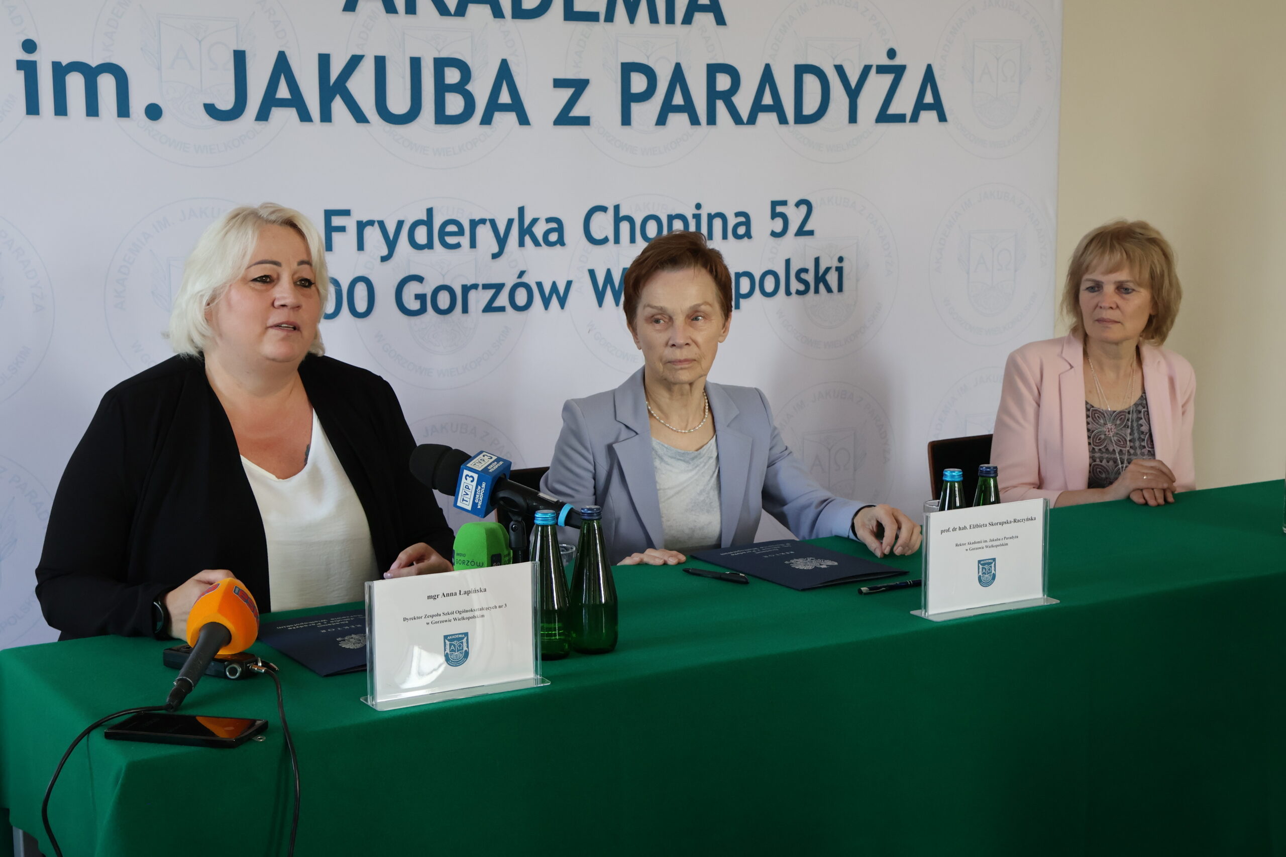 Podpisanie umowy patronackiej pomiędzy Akademią im. Jakuba z Paradyża a Zespołem Szkół Ogólnokształcących nr 3 w Gorzowie Wielkopolskim. Na zdjęciu po lewej stronie Dyrektor mgr Anna Łapińska, na środku Rektor Akademii prof. dr hab. Elżbieta Skorupska-Raczyńska i po prawej stronie Dziekan WNZ prof. AJP dr Dorota Skrocka.