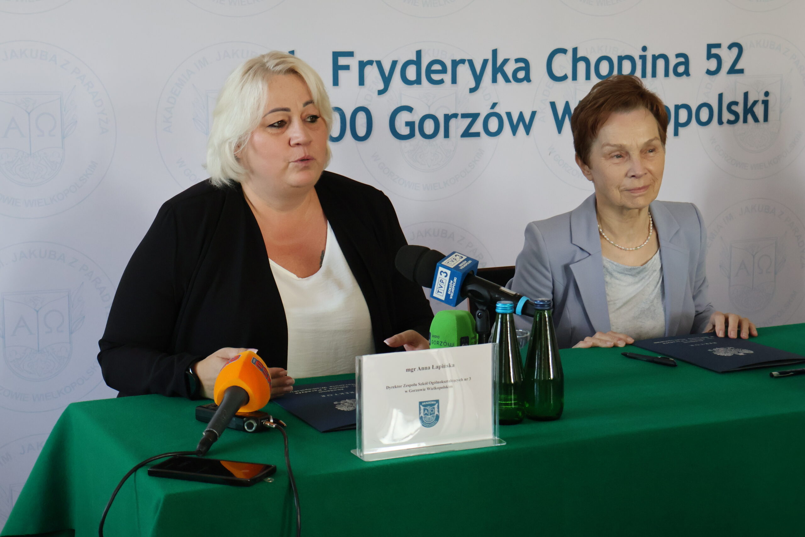 Podpisanie umowy patronackiej pomiędzy Akademią im. Jakuba z Paradyża a Zespołem Szkół Ogólnokształcących nr 3 w Gorzowie Wielkopolskim. Na zdjęciu po lewej stronie Dyrektor mgr Anna Łapińska, na środku Rektor Akademii prof. dr hab. Elżbieta Skorupska-Raczyńska.