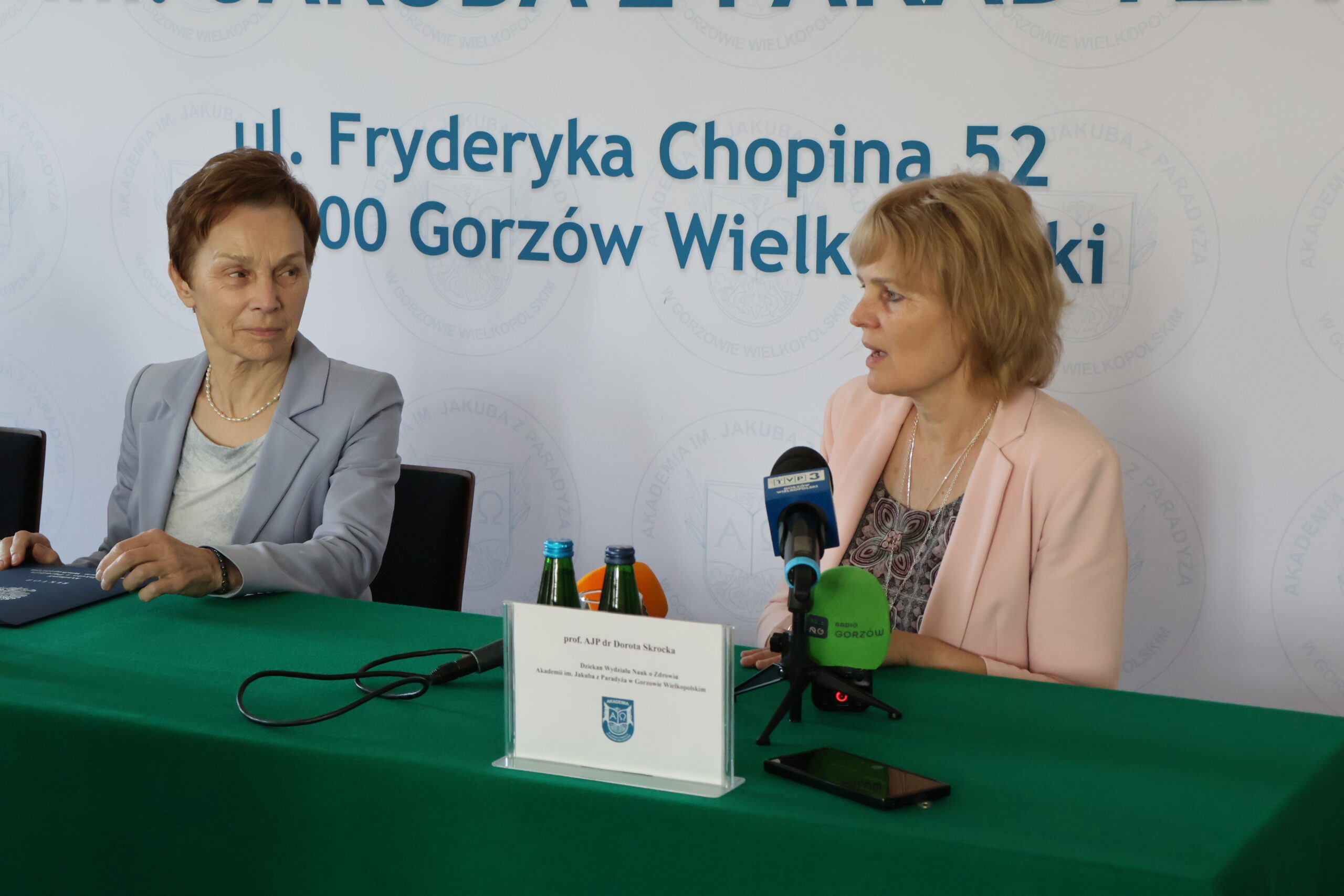 Podpisanie umowy patronackiej pomiędzy Akademią im. Jakuba z Paradyża a Zespołem Szkół Ogólnokształcących nr 3 w Gorzowie Wielkopolskim. Na zdjęciu po lewej stronie Rektor Akademii prof. dr hab. Elżbieta Skorupska-Raczyńska i po prawej stronie Dziekan WNZ prof. AJP dr Dorota Skrocka.