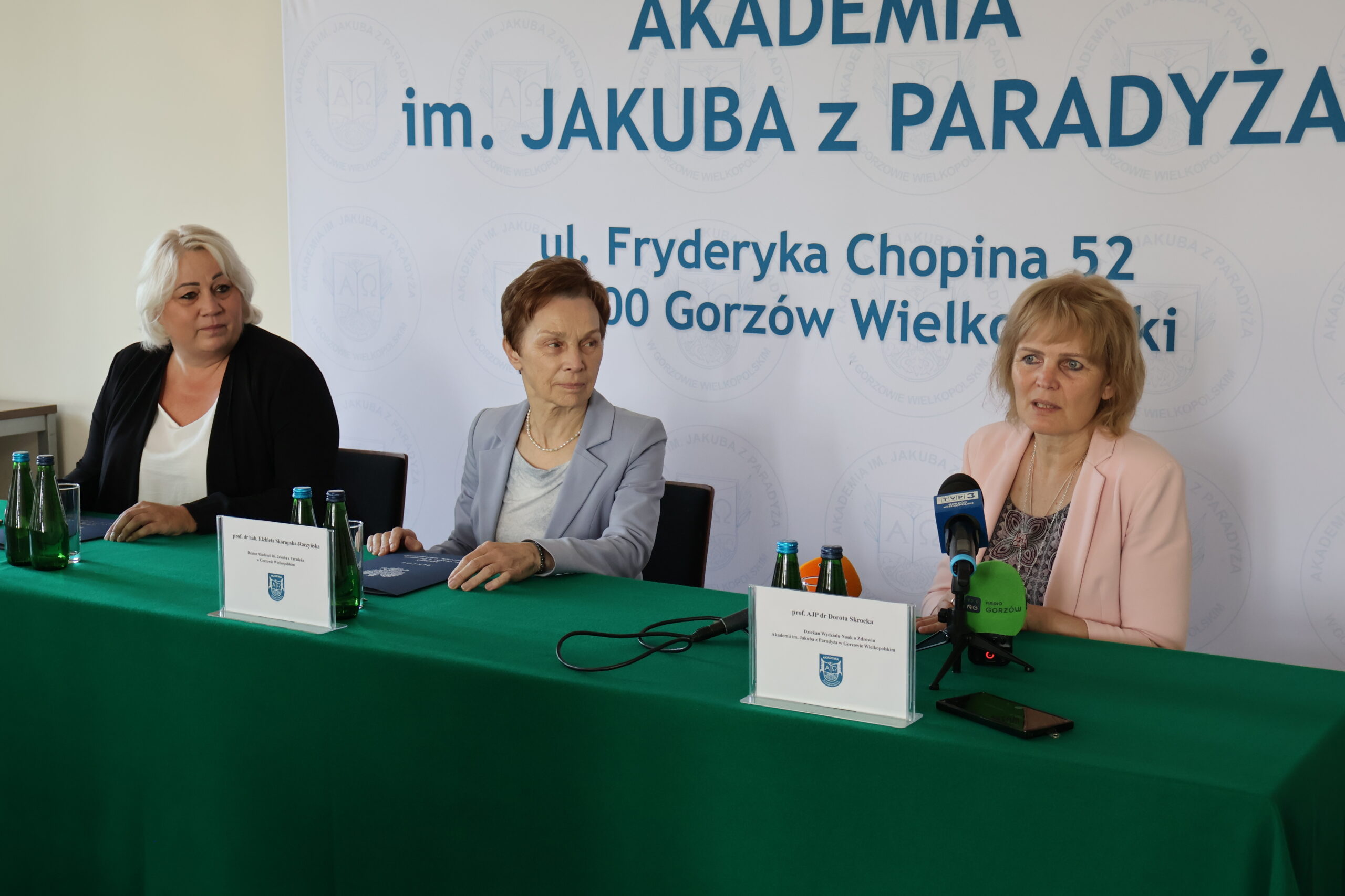 Podpisanie umowy patronackiej pomiędzy Akademią im. Jakuba z Paradyża a Zespołem Szkół Ogólnokształcących nr 3 w Gorzowie Wielkopolskim. Na zdjęciu po lewej stronie Dyrektor mgr Anna Łapińska, na środku Rektor Akademii prof. dr hab. Elżbieta Skorupska-Raczyńska i po prawej stronie Dziekan WNZ prof. AJP dr Dorota Skrocka.