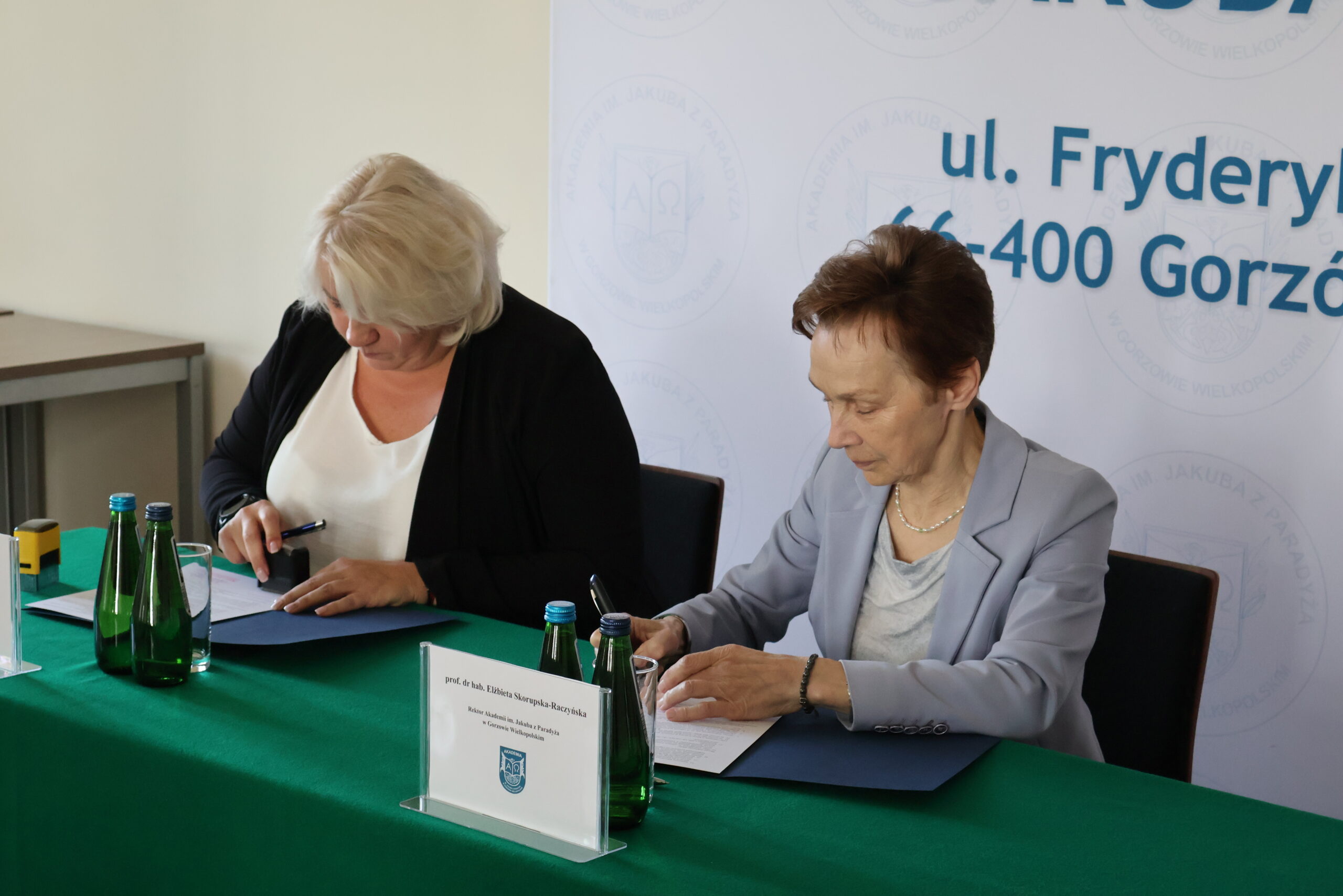 Podpisanie umowy patronackiej pomiędzy Akademią im. Jakuba z Paradyża a Zespołem Szkół Ogólnokształcących nr 3 w Gorzowie Wielkopolskim. Na zdjęciu po lewej stronie Dyrektor mgr Anna Łapińska, po prawej stronie Rektor Akademii prof. dr hab. Elżbieta Skorupska-Raczyńska.