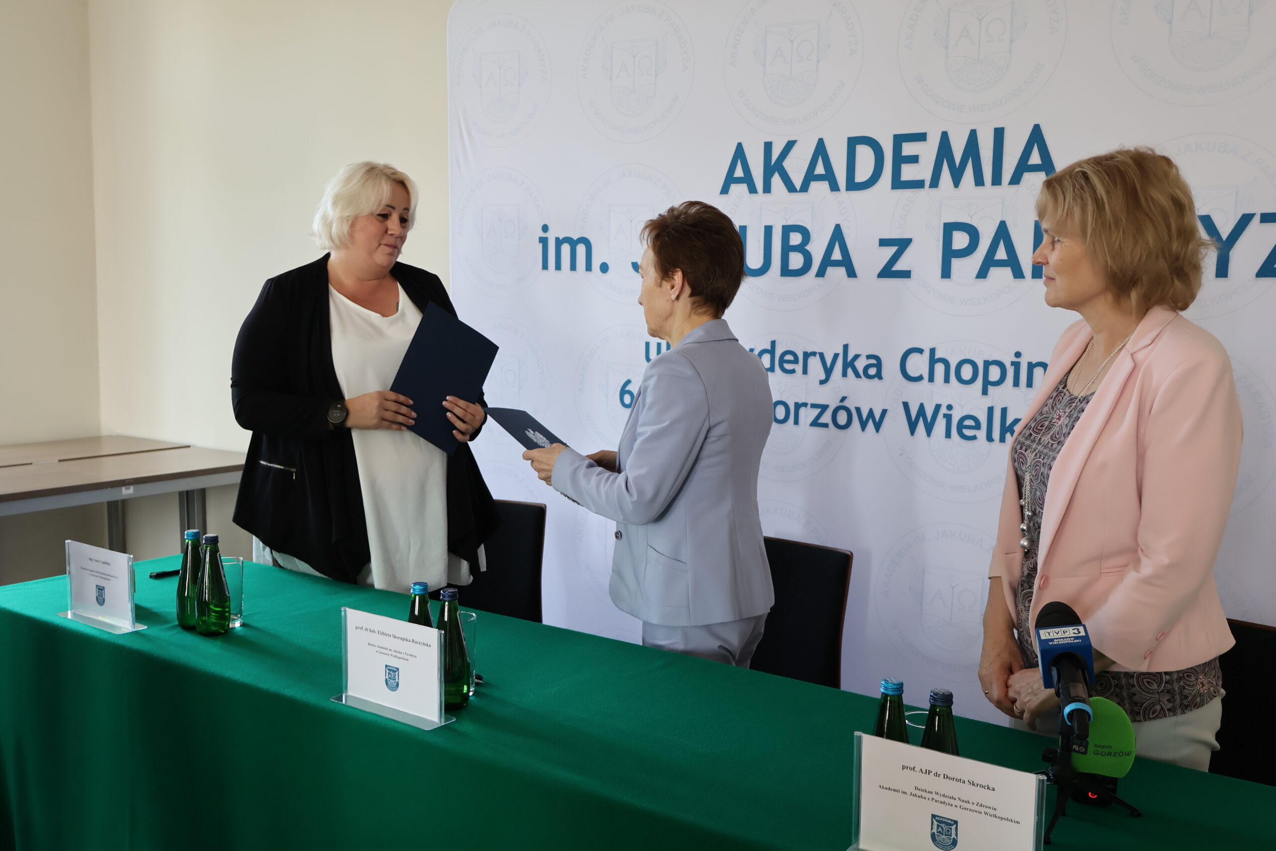 Podpisanie umowy patronackiej pomiędzy Akademią im. Jakuba z Paradyża a Zespołem Szkół Ogólnokształcących nr 3 w Gorzowie Wielkopolskim. Na zdjęciu po lewej stronie Dyrektor mgr Anna Łapińska, na środku Rektor Akademii prof. dr hab. Elżbieta Skorupska-Raczyńska i po prawej stronie Dziekan WNZ prof. AJP dr Dorota Skrocka.