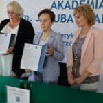 Podpisanie umowy patronackiej pomiędzy Akademią im. Jakuba z Paradyża a Zespołem Szkół Ogólnokształcących nr 3 w Gorzowie Wielkopolskim. Na zdjęciu po lewej stronie Dyrektor mgr Anna Łapińska, na środku Rektor Akademii prof. dr hab. Elżbieta Skorupska-Raczyńska i po prawej stronie Dziekan WNZ prof. AJP dr Dorota Skrocka.