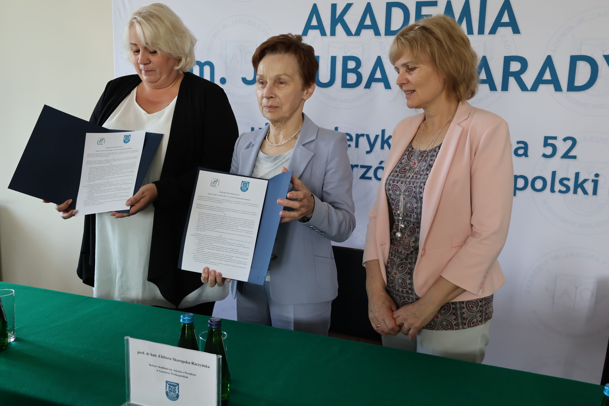 Podpisanie umowy patronackiej pomiędzy Akademią im. Jakuba z Paradyża, reprezentowaną przez Rektor prof. dr hab. Elżbietę Skorupską-Raczyńską a Zespołem Szkół Ogólnokształcących nr 3 w Gorzowie Wielkopolskim, reprezentowanym przez Dyrektor mgr Annę Łapińską.