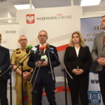 Od lewej: dr Waldemar Kaak, Lubuski Komendant Wojewódzki Państwowej Straży Pożarnej nadbryg. Janusz Drozda, Wojewoda Lubuski Marek Cebula oraz goście podczas konferencji prasowej.