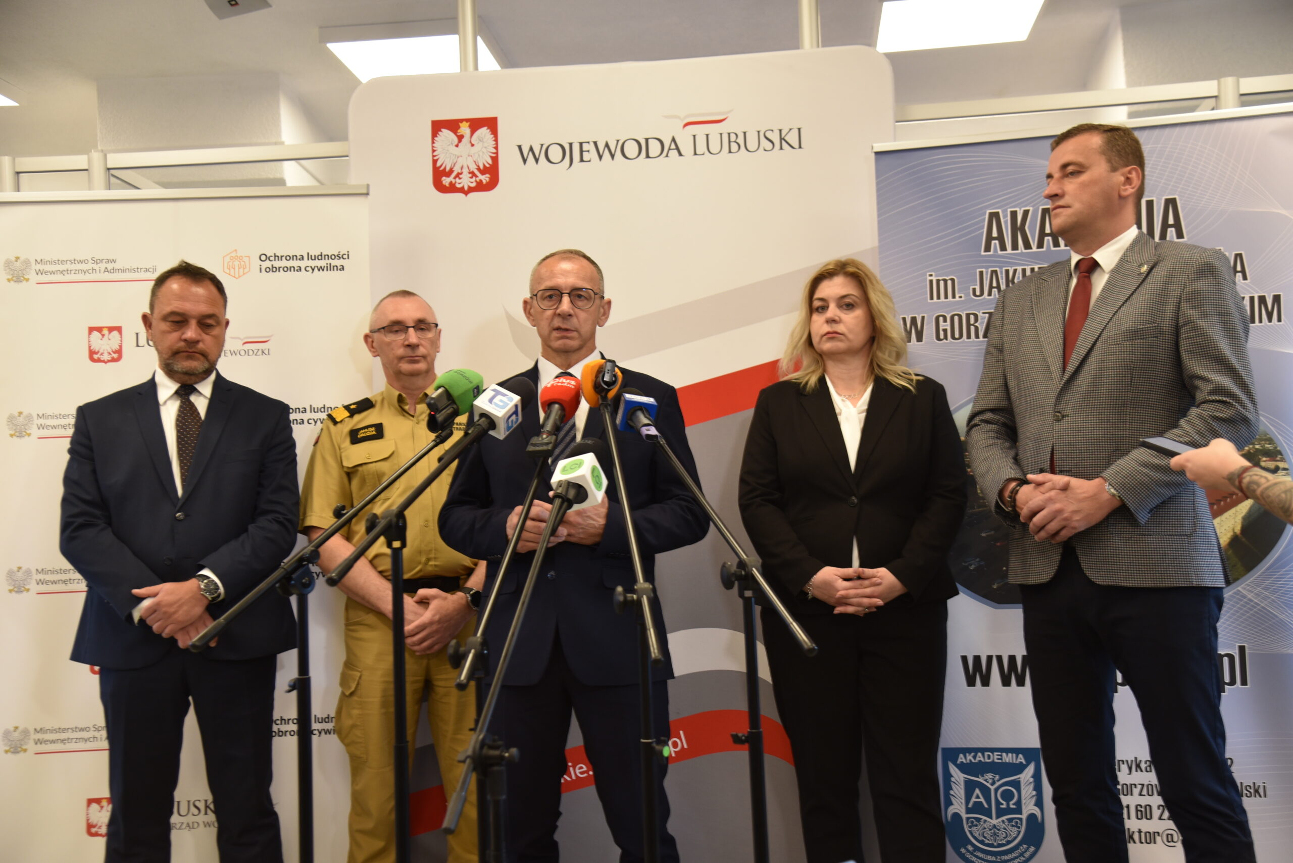 Od lewej: dr Waldemar Kaak, Lubuski Komendant Wojewódzki Państwowej Straży Pożarnej nadbryg. Janusz Drozda, Wojewoda Lubuski Marek Cebula oraz goście podczas konferencji prasowej.