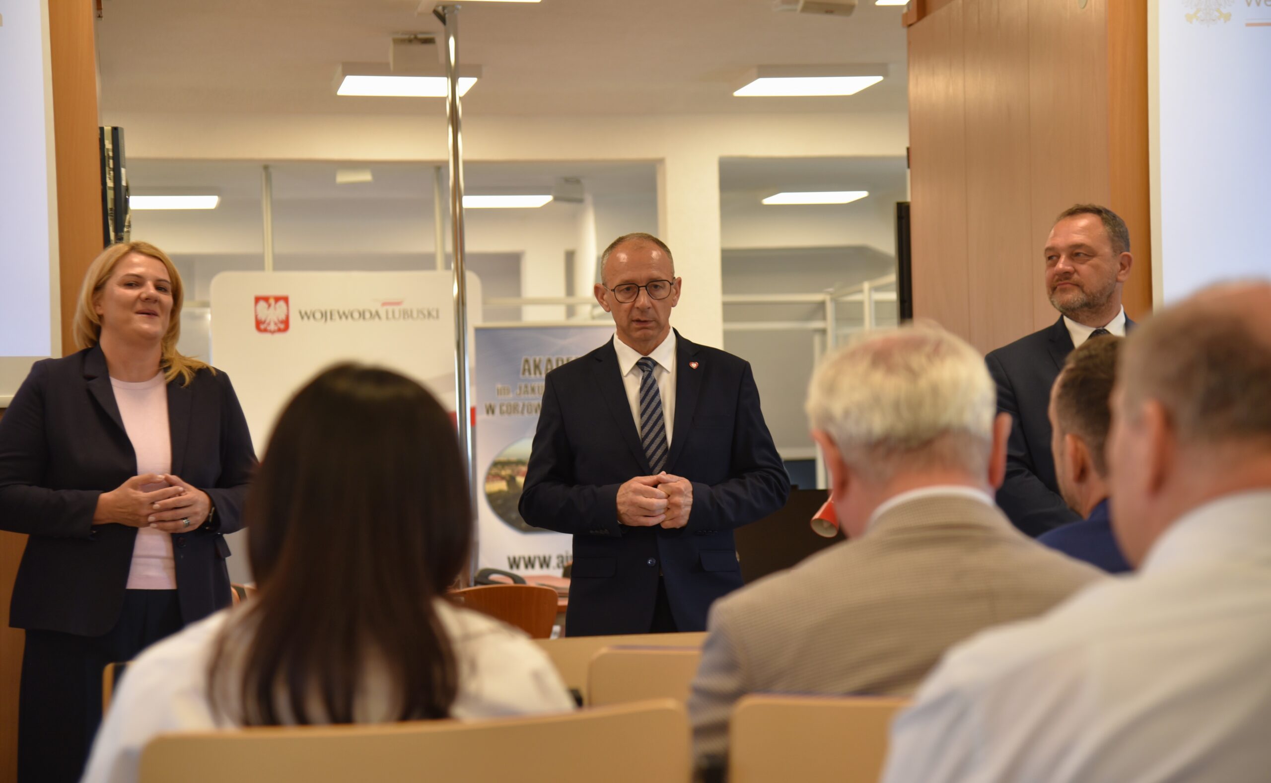 Od lewej: prof. AJP dr Joanna Lubimow, Wojewoda Lubuski Marek Cebula, dr Waldemar Kaak w trakcie przemówienia do uczestników szkolenia.