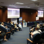 Na zdjęciu prof. AJP dr hab. Aleksandra Szczerba podczas konferencji.