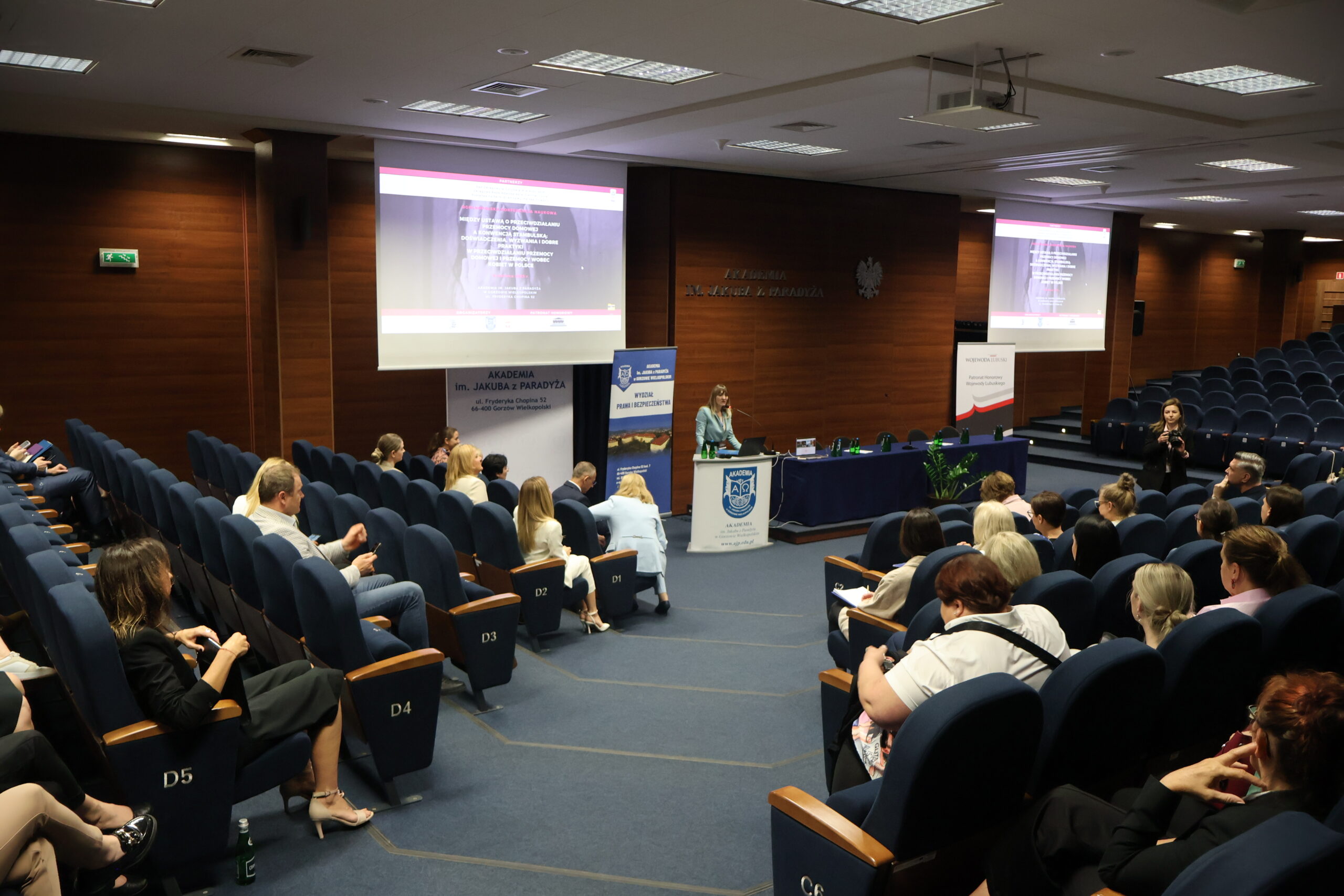 Na zdjęciu prof. AJP dr hab. Aleksandra Szczerba podczas konferencji.