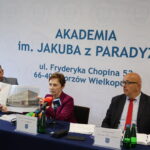 Na zdjęciu od lewej Przewodniczący Rady Uczelni mgr inż. Sławomir Klusek, na środku Rektor prof. dr hab. Elżbieta Skorupska-Raczyńska i po prawej stronie Kanclerz mgr Roman Gawroniak podczas konferencji prasowej dot. rozwoju Akademii im. Jakuba z Paradyża w Gorzowie Wielkopolskim.