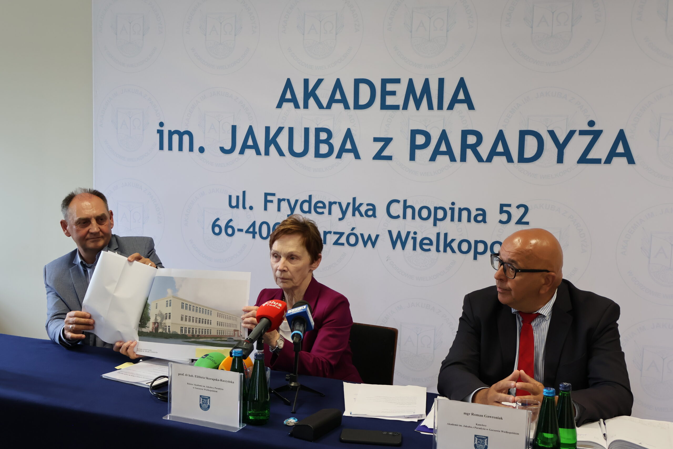 Na zdjęciu od lewej Przewodniczący Rady Uczelni mgr inż. Sławomir Klusek, na środku Rektor prof. dr hab. Elżbieta Skorupska-Raczyńska i po prawej stronie Kanclerz mgr Roman Gawroniak podczas konferencji prasowej dot. rozwoju Akademii im. Jakuba z Paradyża w Gorzowie Wielkopolskim.