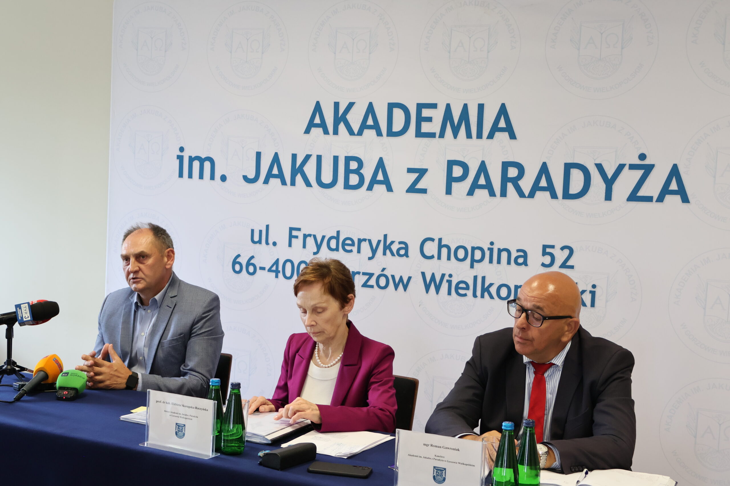Na zdjęciu od lewej Przewodniczący Rady Uczelni mgr inż. Sławomir Klusek, na środku Rektor prof. dr hab. Elżbieta Skorupska-Raczyńska i po prawej stronie Kanclerz mgr Roman Gawroniak podczas konferencji prasowej dot. rozwoju Akademii im. Jakuba z Paradyża w Gorzowie Wielkopolskim.