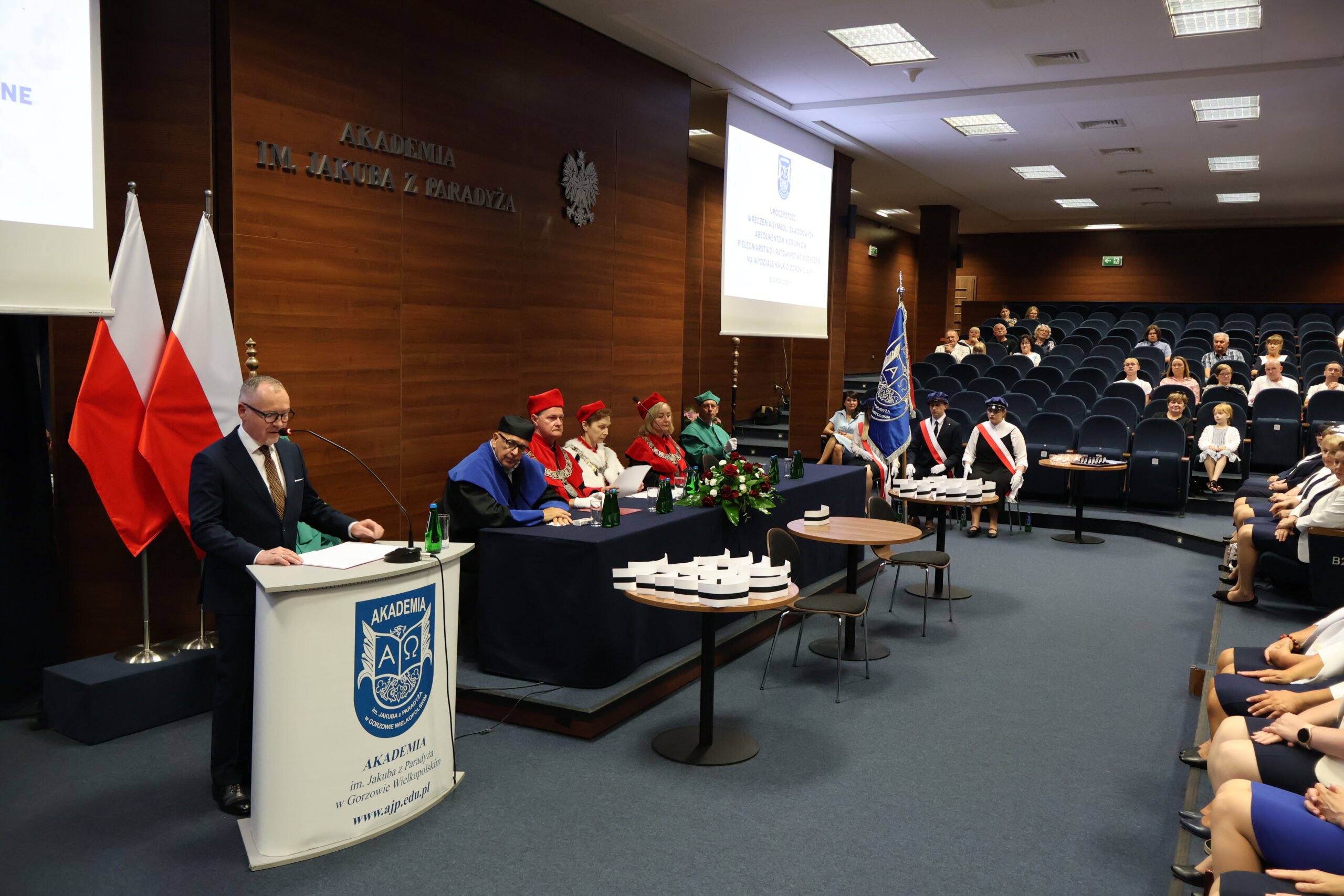Na zdjęciu uroczystość wręczenia symboli zawodowych absolwentom kierunków: pielęgniarstwo i ratownictwo medyczne na Wydziale Nauk o Zdrowiu AJP.