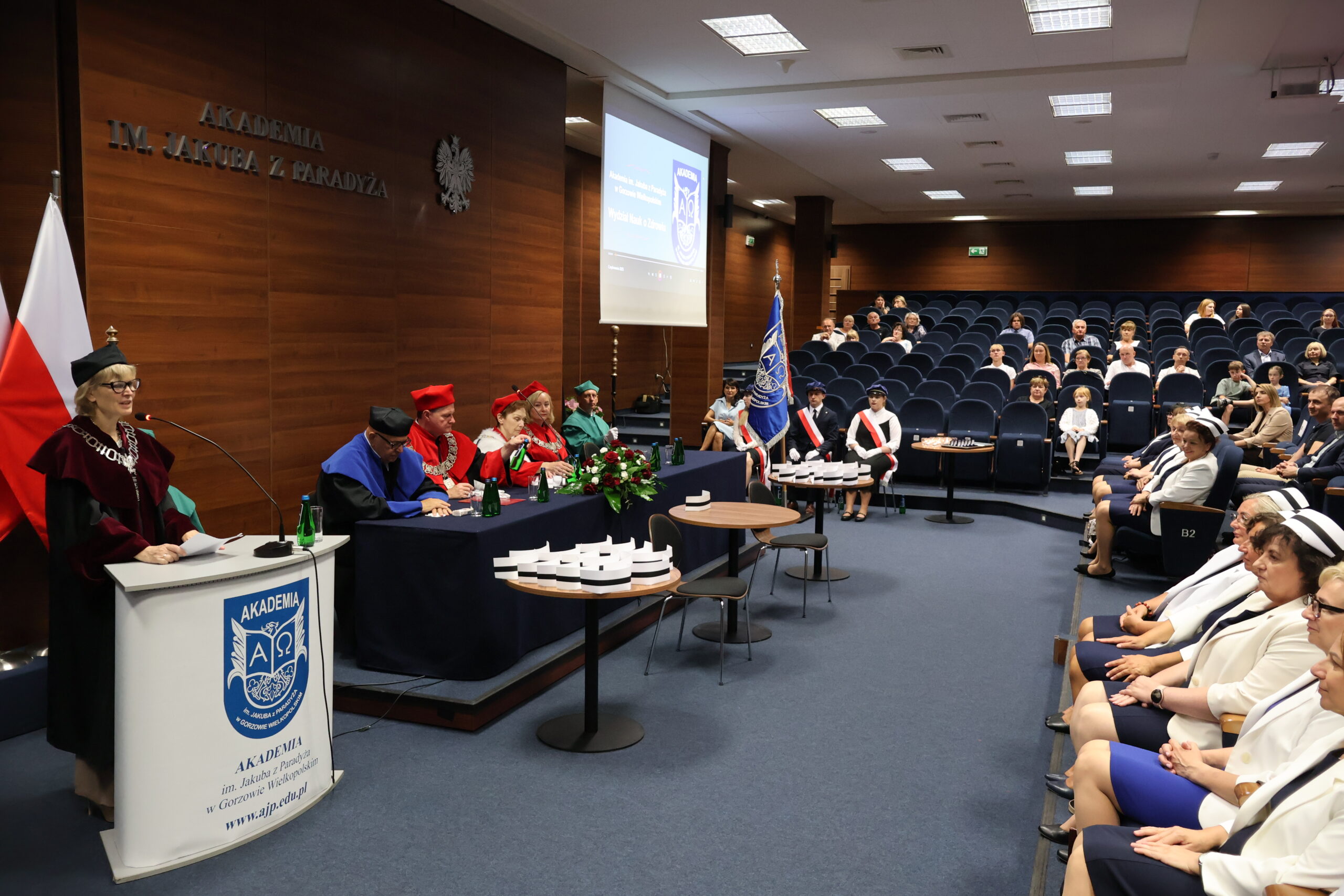 Na zdjęciu przemawia Dziekan Wydziału Nauk o Zdrowiu prof. AJP dr Dorota Skrocka.