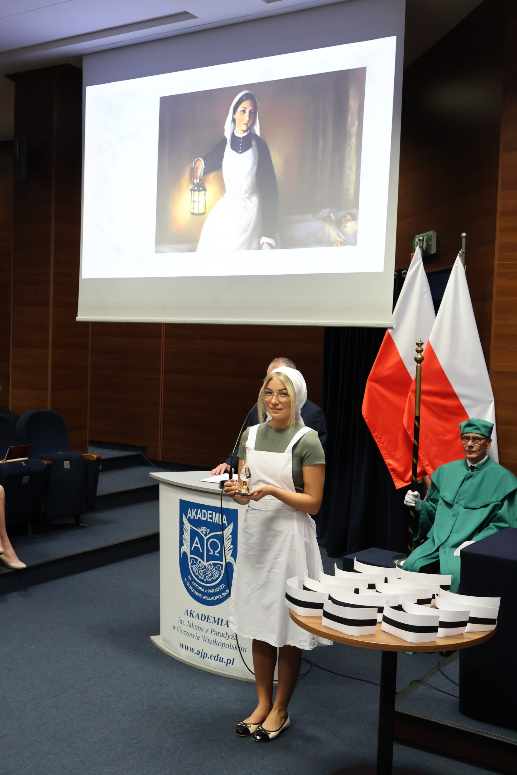 Na zdjęciu uroczyste wręczenie symboli zawodowych absolwentom kierunków: pielęgniarstwo i ratownictwo medyczne na Wydziale Nauk o Zdrowiu AJP.