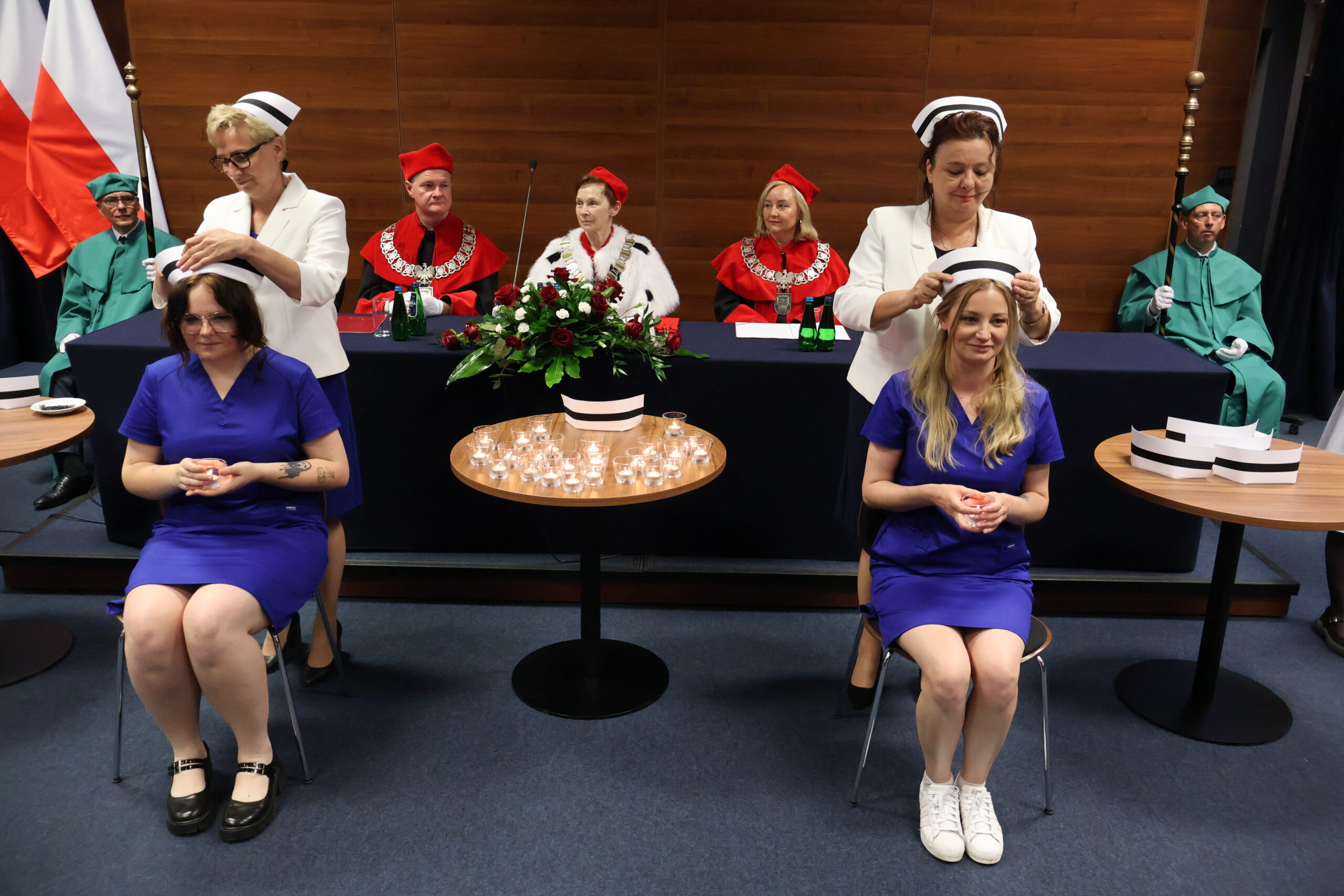 Na zdjęciu uroczyste wręczenie symboli zawodowych absolwentom kierunku pielęgniarstwo.