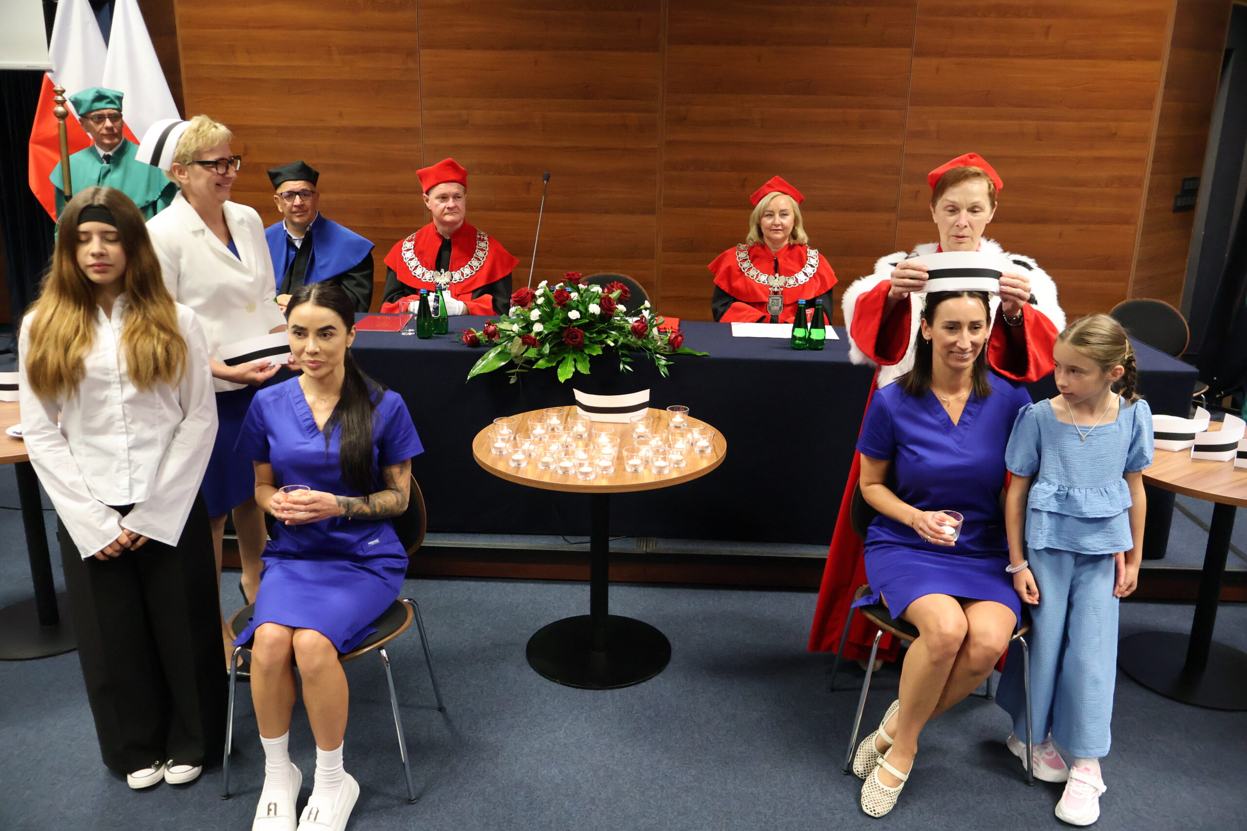 Na zdjęciu uroczyste wręczenie symboli zawodowych absolwentom kierunku pielęgniarstwo przez JM Rektor.