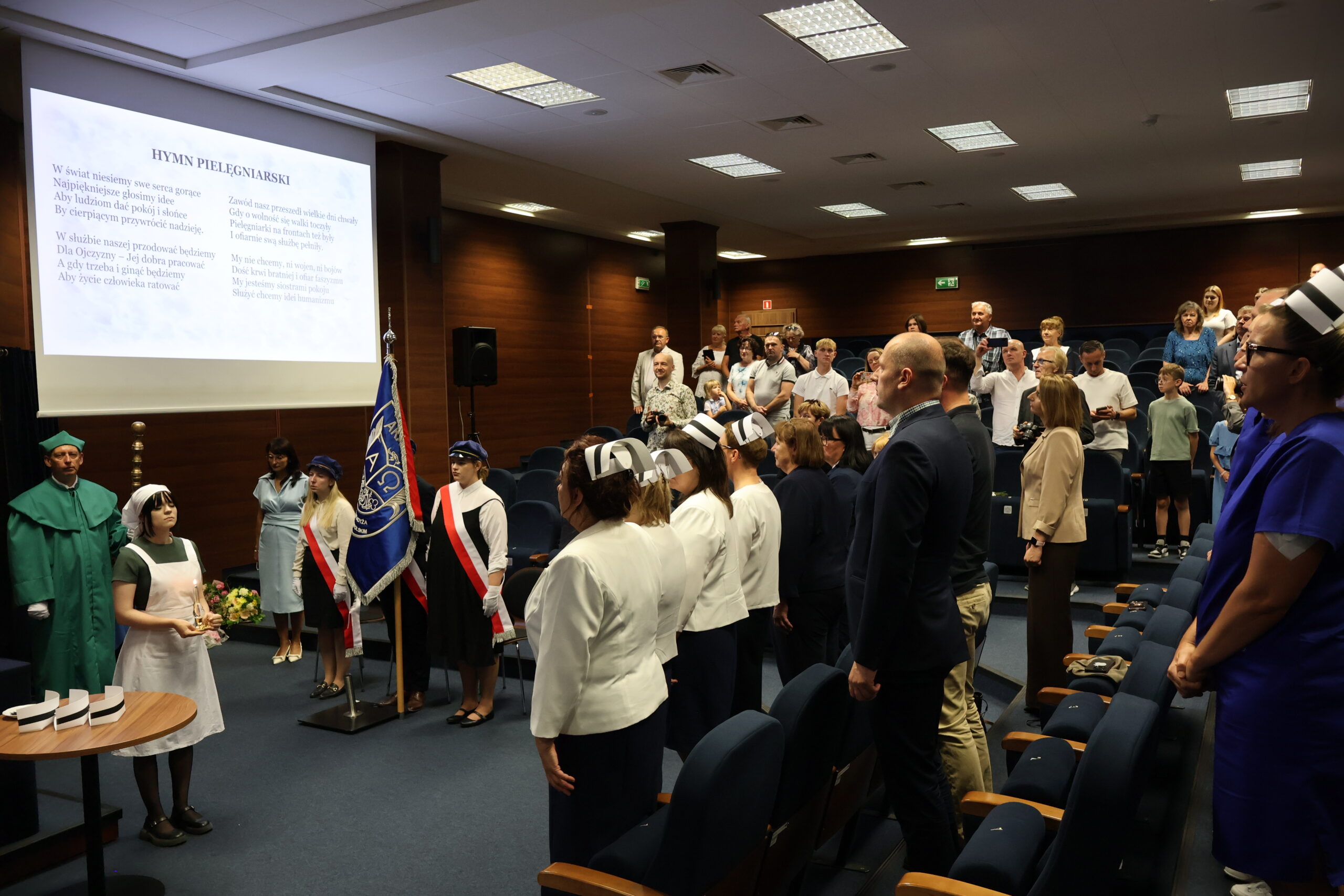 Na zdjęciu uroczystość wręczenia symboli zawodowych absolwentom kierunków: pielęgniarstwo i ratownictwo medyczne na Wydziale Nauk o Zdrowiu AJP.