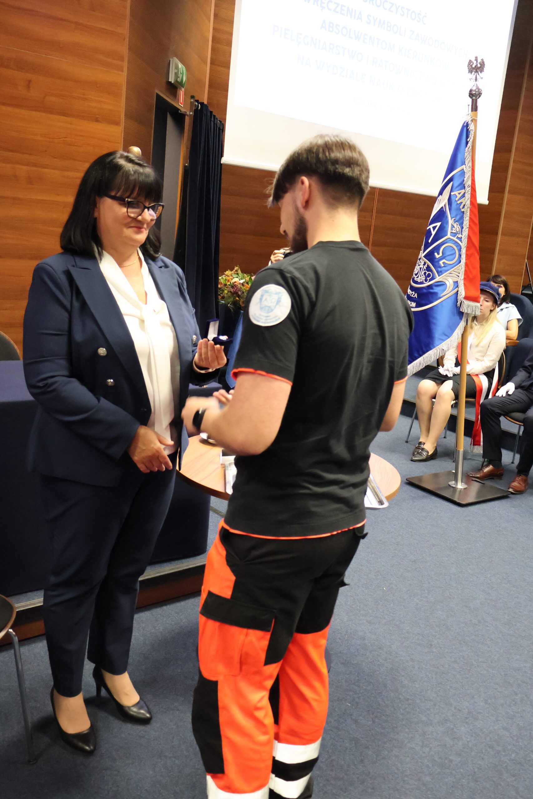 Na zdjęciu uroczyste wręczenie symboli zawodowych absolwentom kierunku ratownictwo medyczne.
