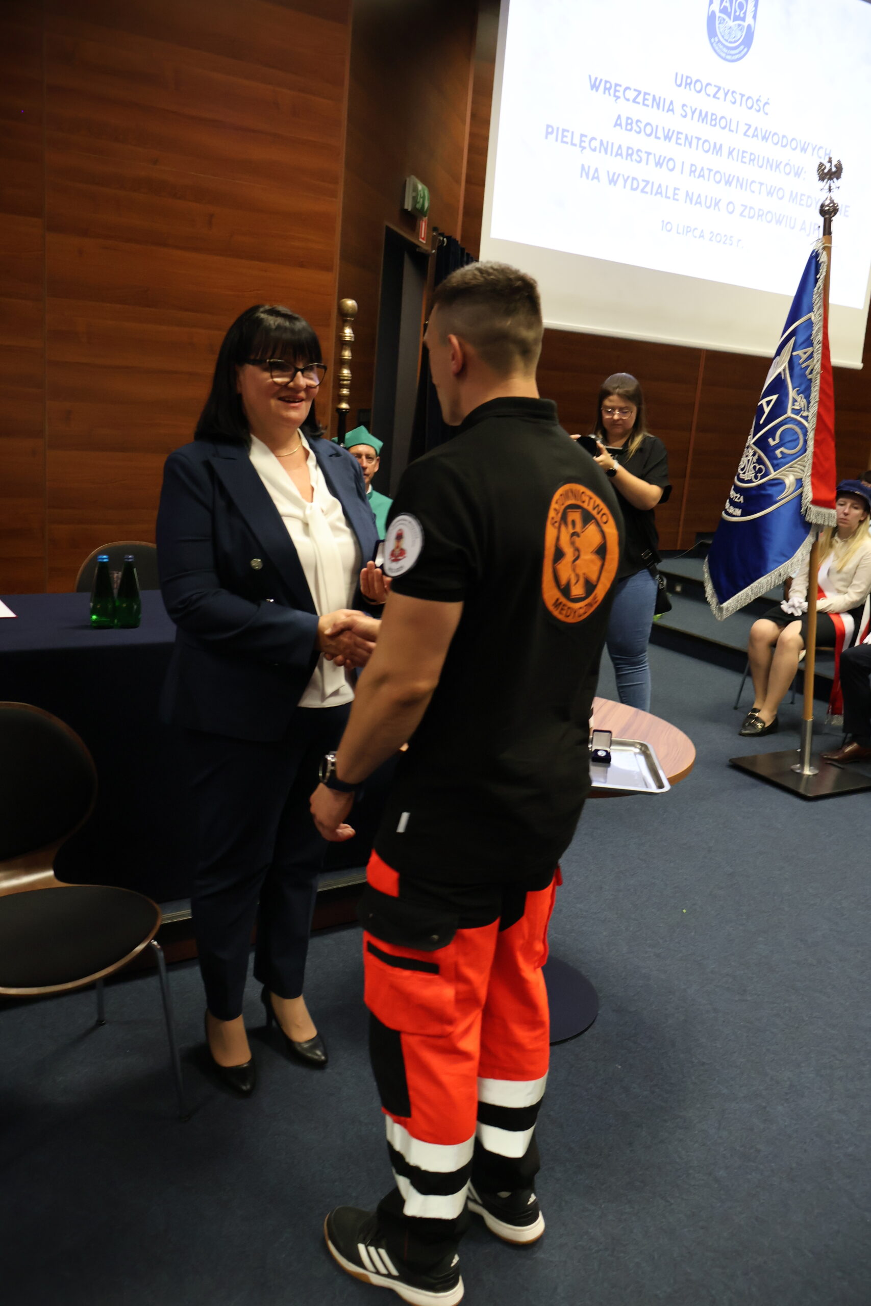Na zdjęciu uroczyste wręczenie symboli zawodowych absolwentom kierunku ratownictwo medyczne.