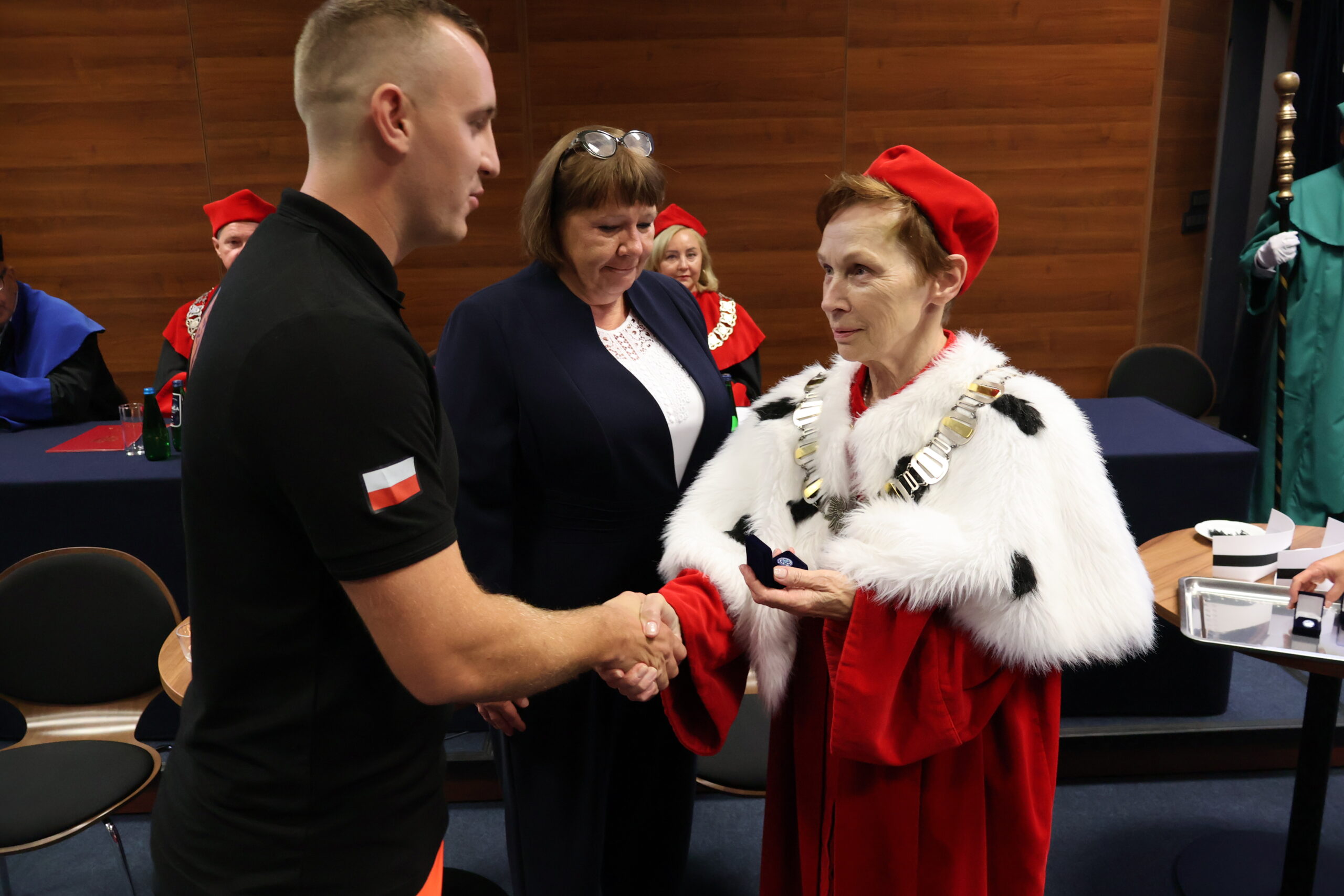 Na zdjęciu uroczyste wręczenie symboli zawodowych absolwentom kierunku ratownictwo medyczne przez JM Rektor.