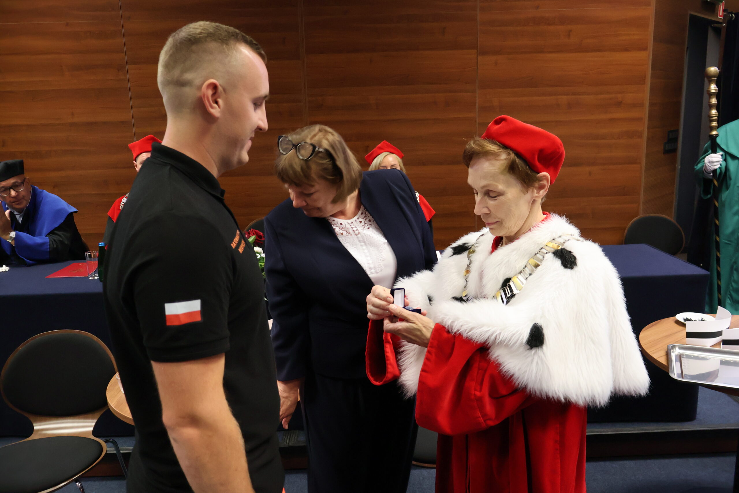 Na zdjęciu uroczyste wręczenie symboli zawodowych absolwentom kierunku ratownictwo medyczne przez JM Rektor.