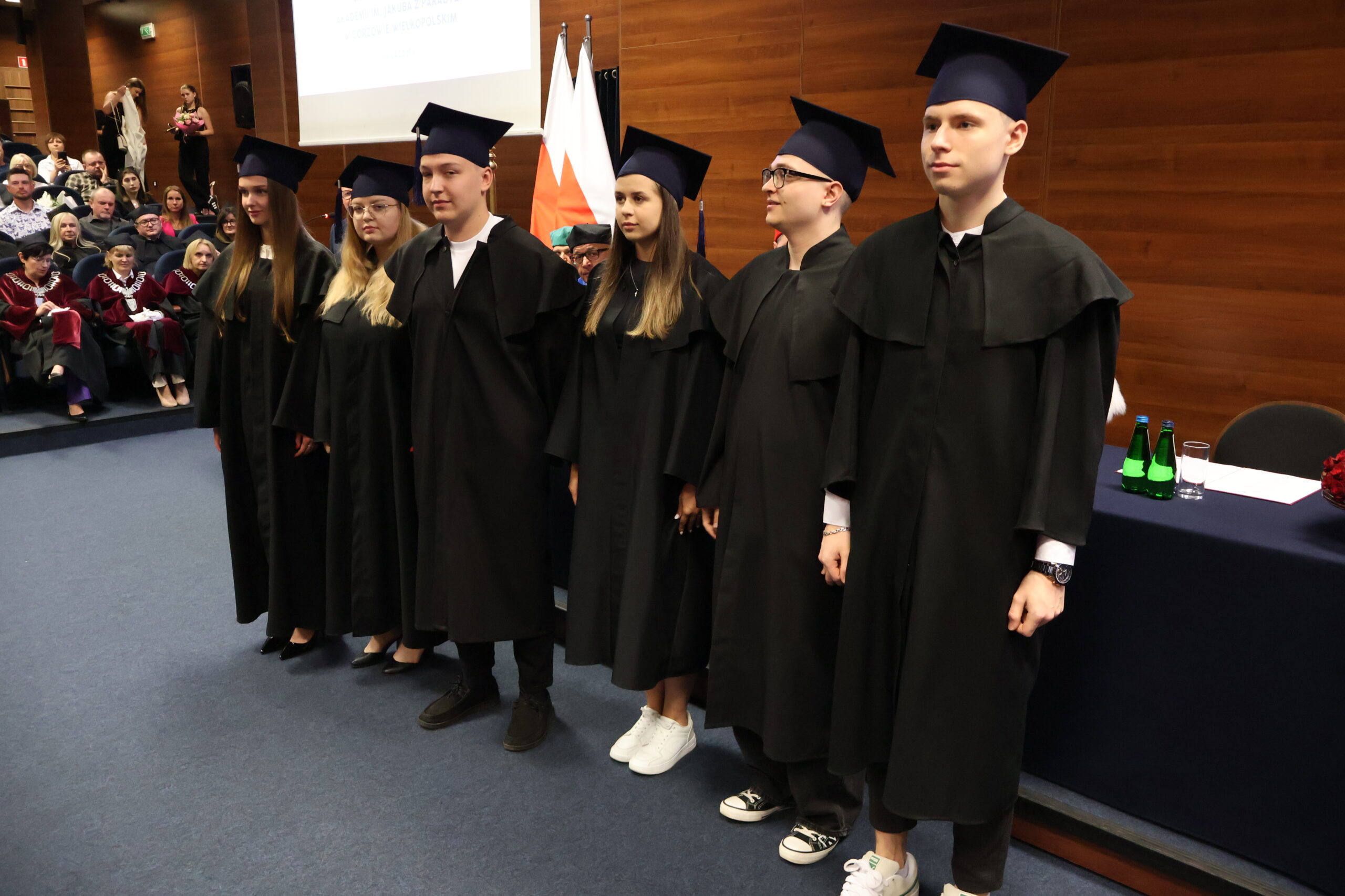 Na zdjęciu Absolwenci AJP.