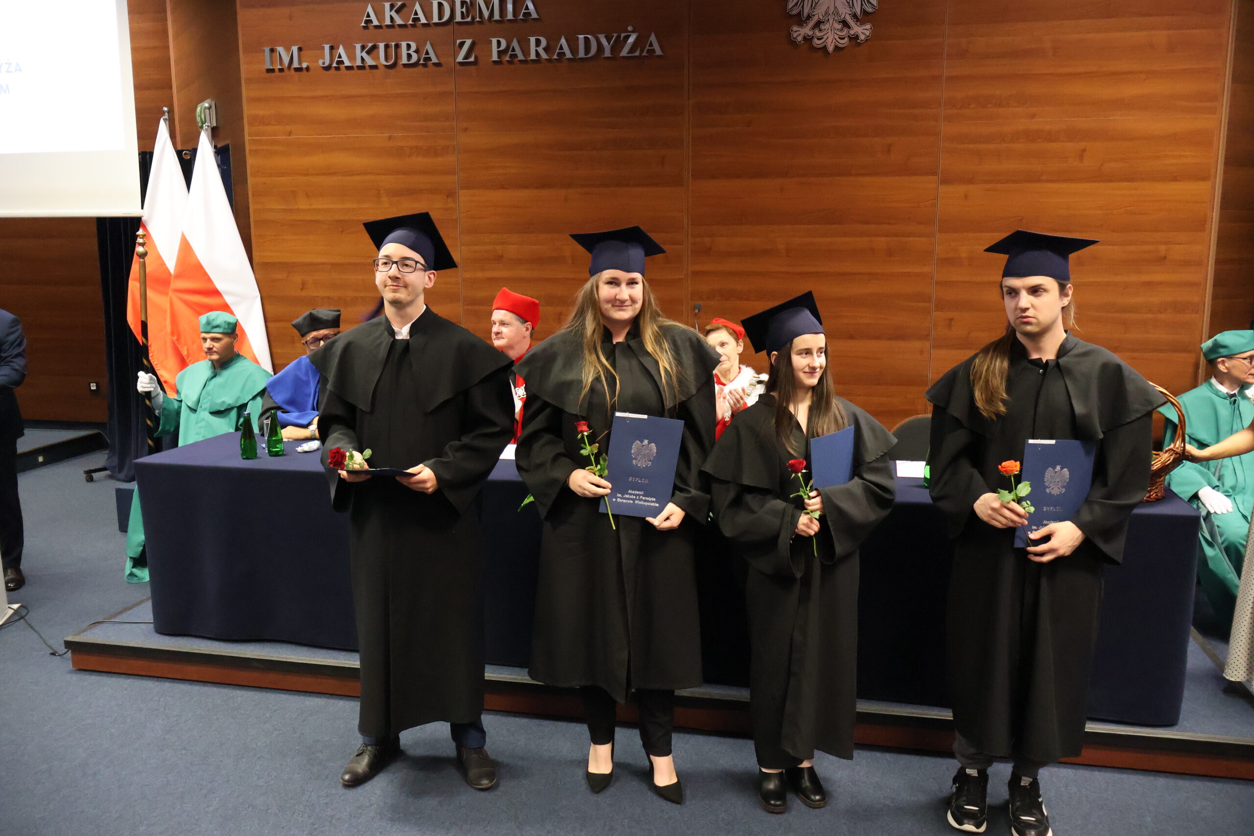 Na zdjęciu Absolwenci AJP.