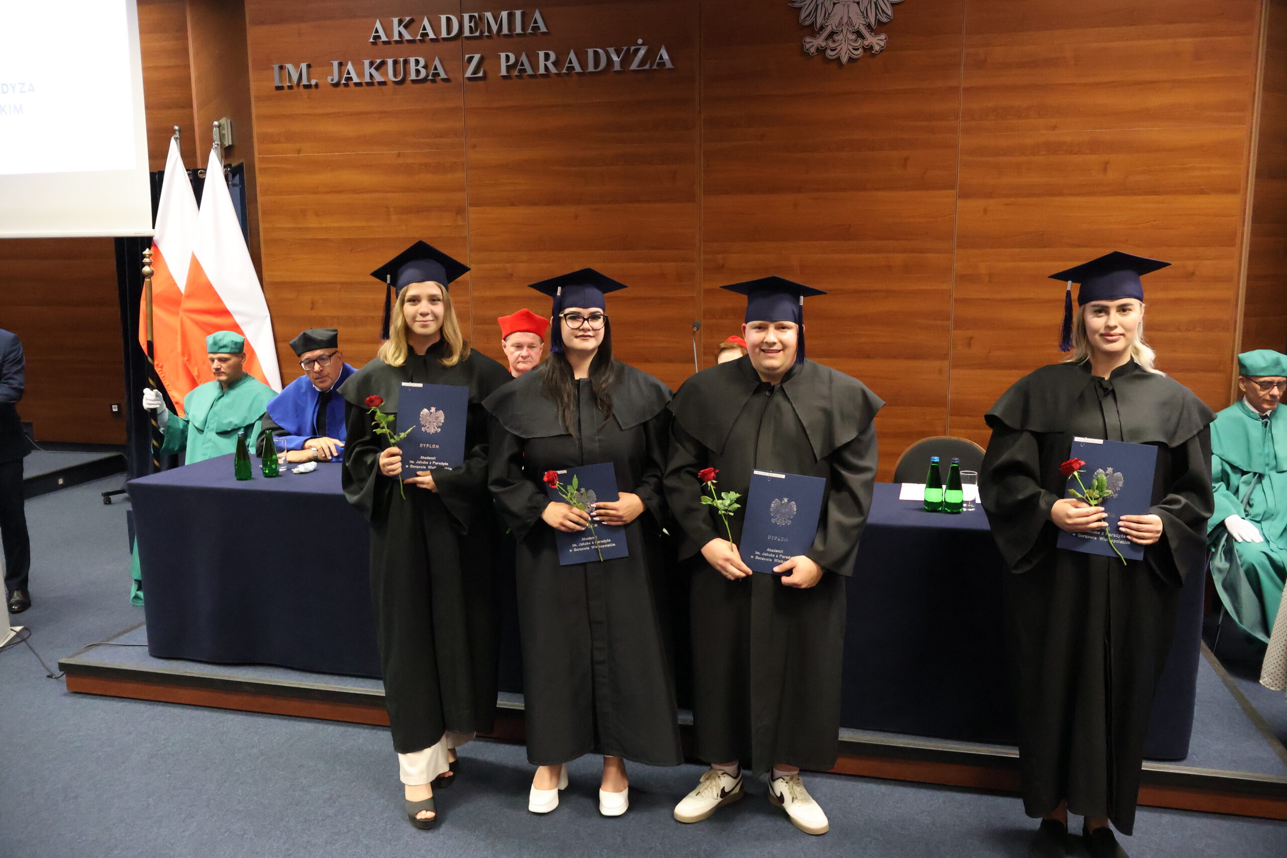 Na zdjęciu Absolwenci AJP.