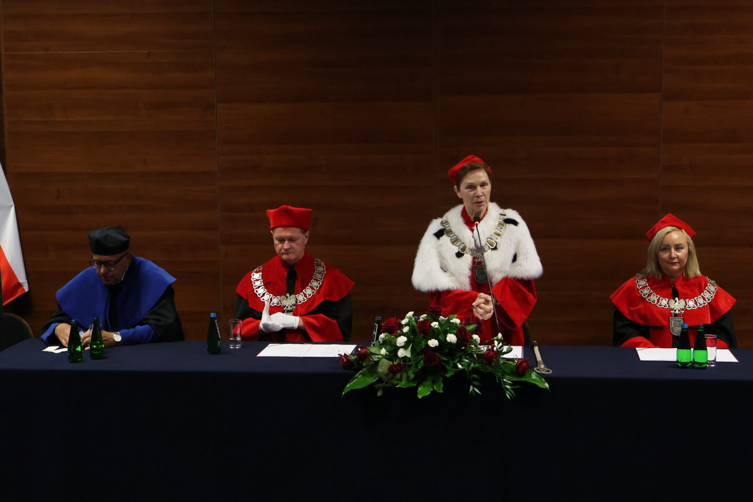 Na zdjęciu od lewej Kanclerz, Prorektor ds. Nauki, JM Rektor prof. dr hab. Elżbieta Skorupska-Raczyńska oraz Prorektor ds. Kształcenia.