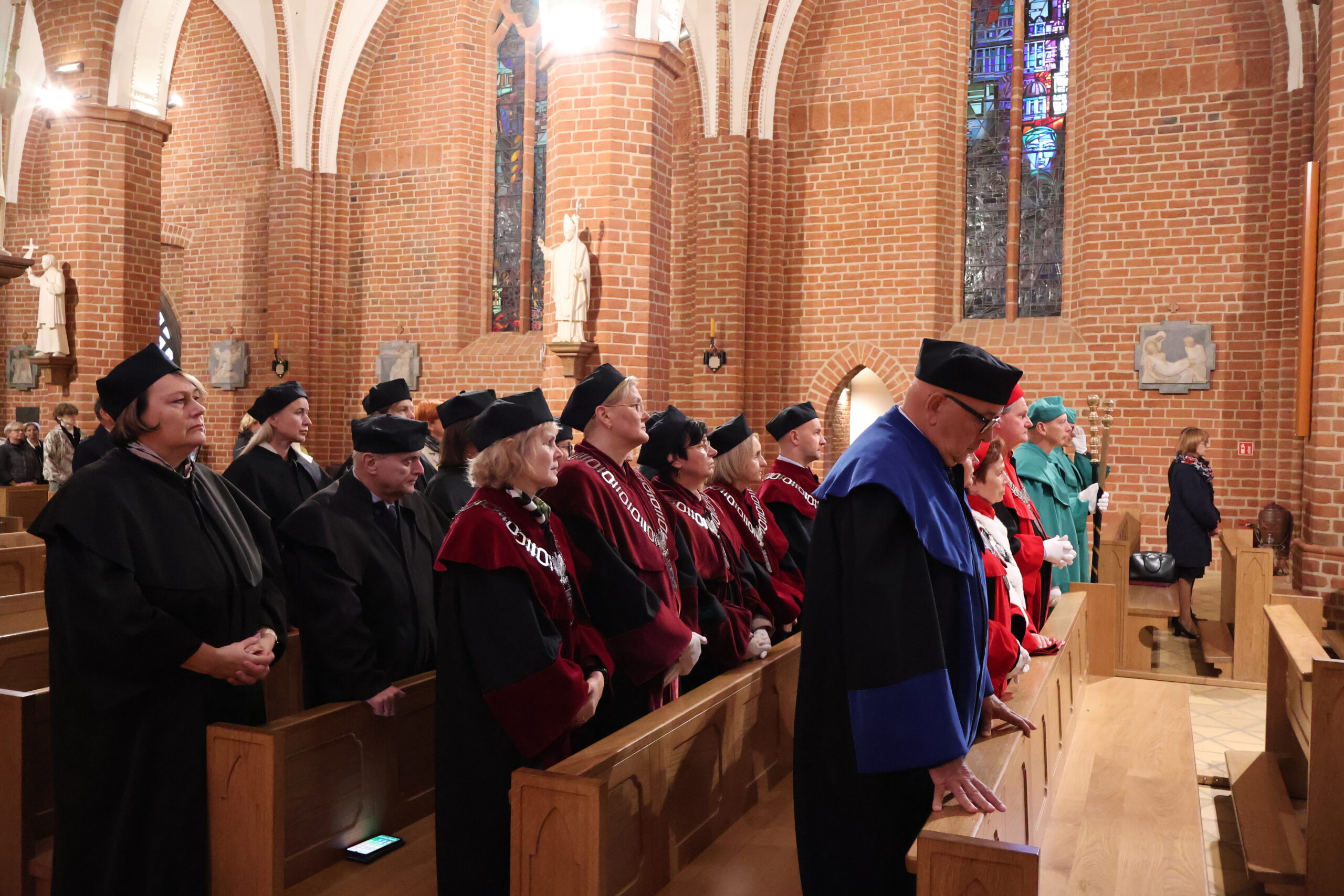 Na zdjęciu władze Uczelni w Katedrze podczas Mszy Św.
