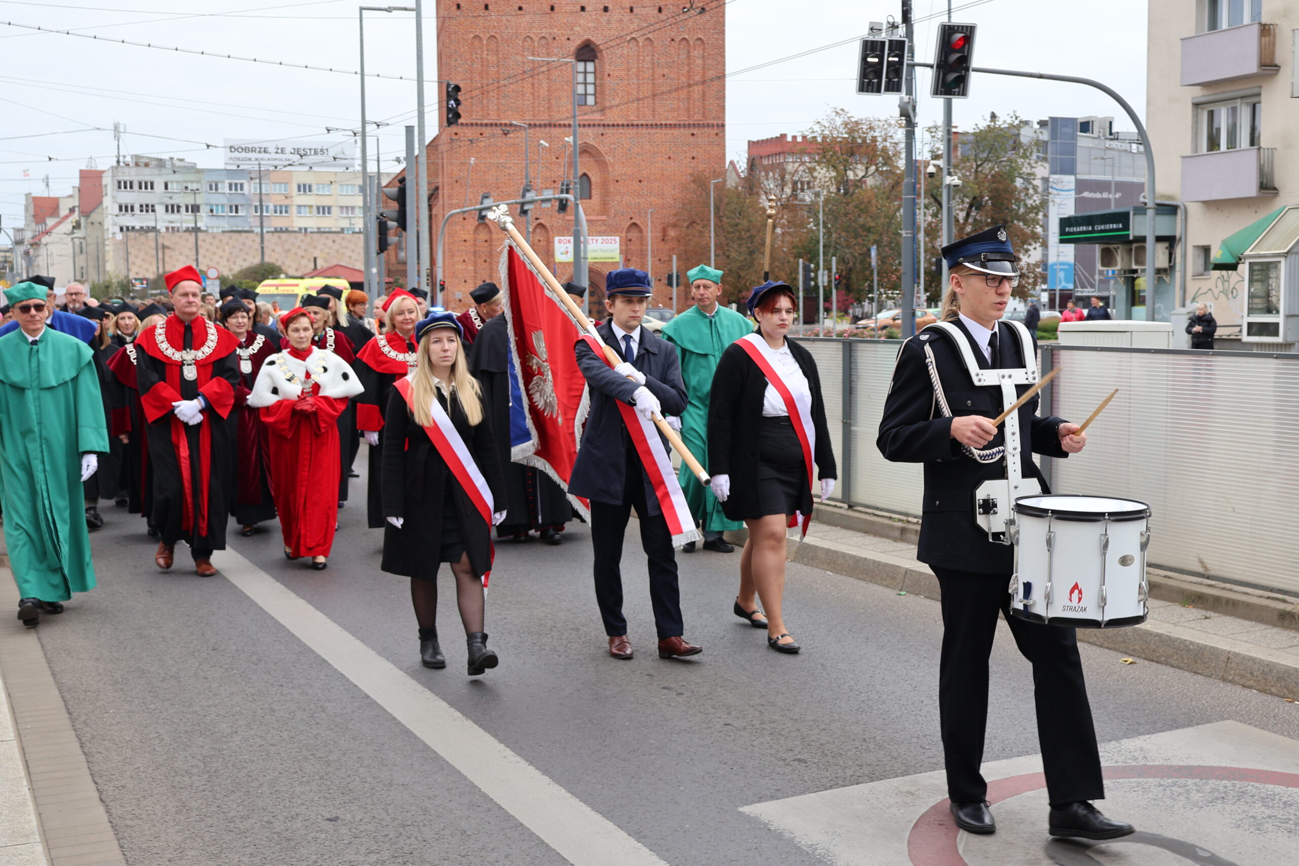 Na zdjęciu przemarsz władz, gości oraz studentów z Katedry do Auli im. prof. Stanisława Kirkora na ul. F. Chopina 52.