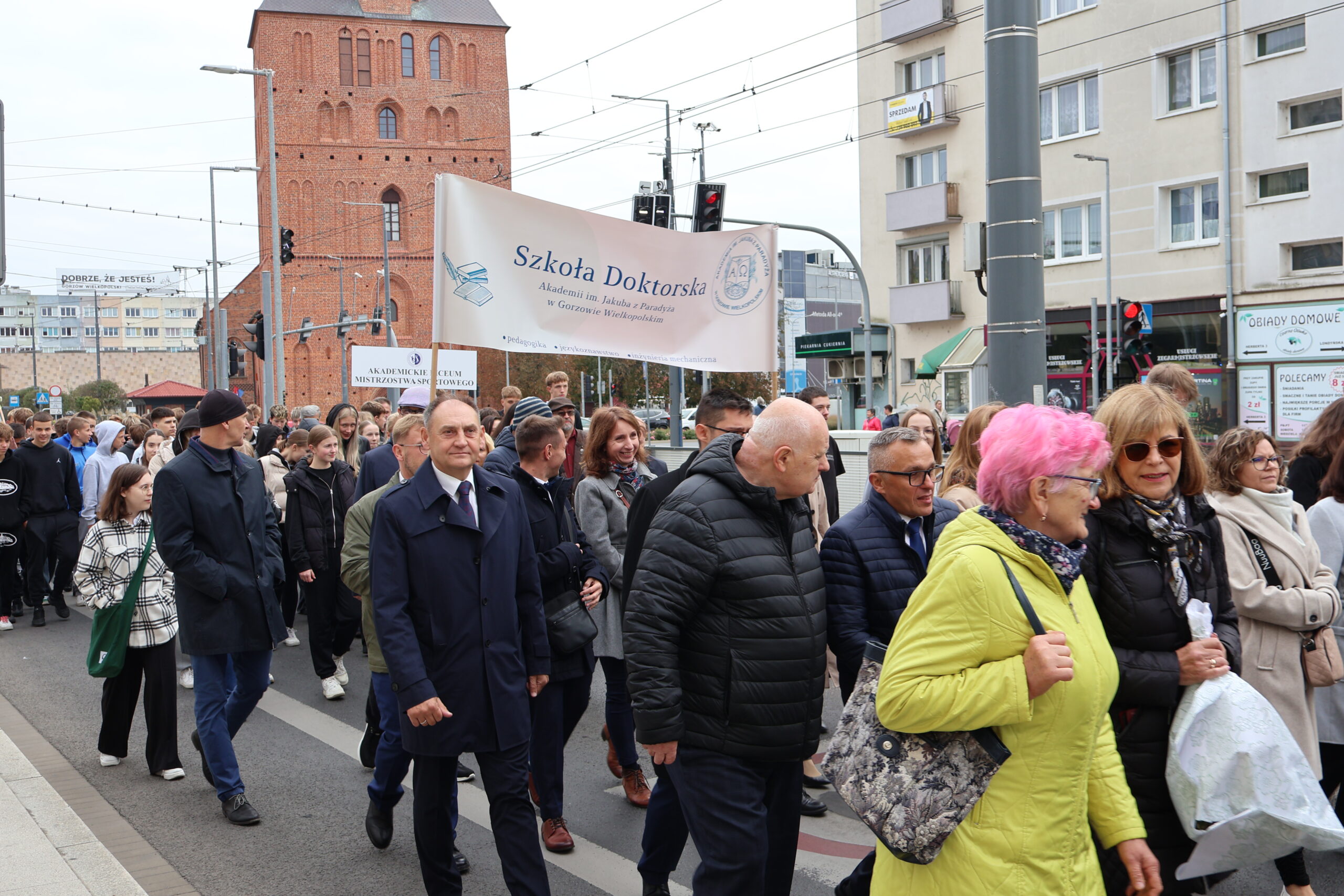Na zdjęciu przemarsz władz, gości oraz studentów z Katedry do Auli im. prof. Stanisława Kirkora na ul. F. Chopina 52.