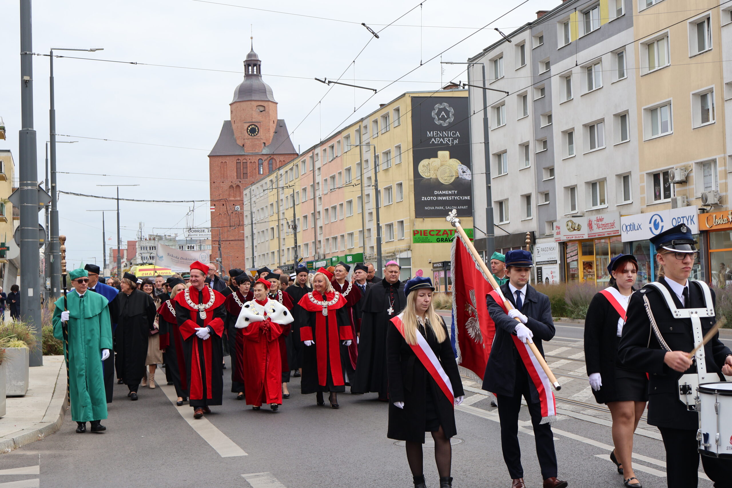 Na zdjęciu przemarsz władz, gości oraz studentów z Katedry do Auli im. prof. Stanisława Kirkora na ul. F. Chopina 52.