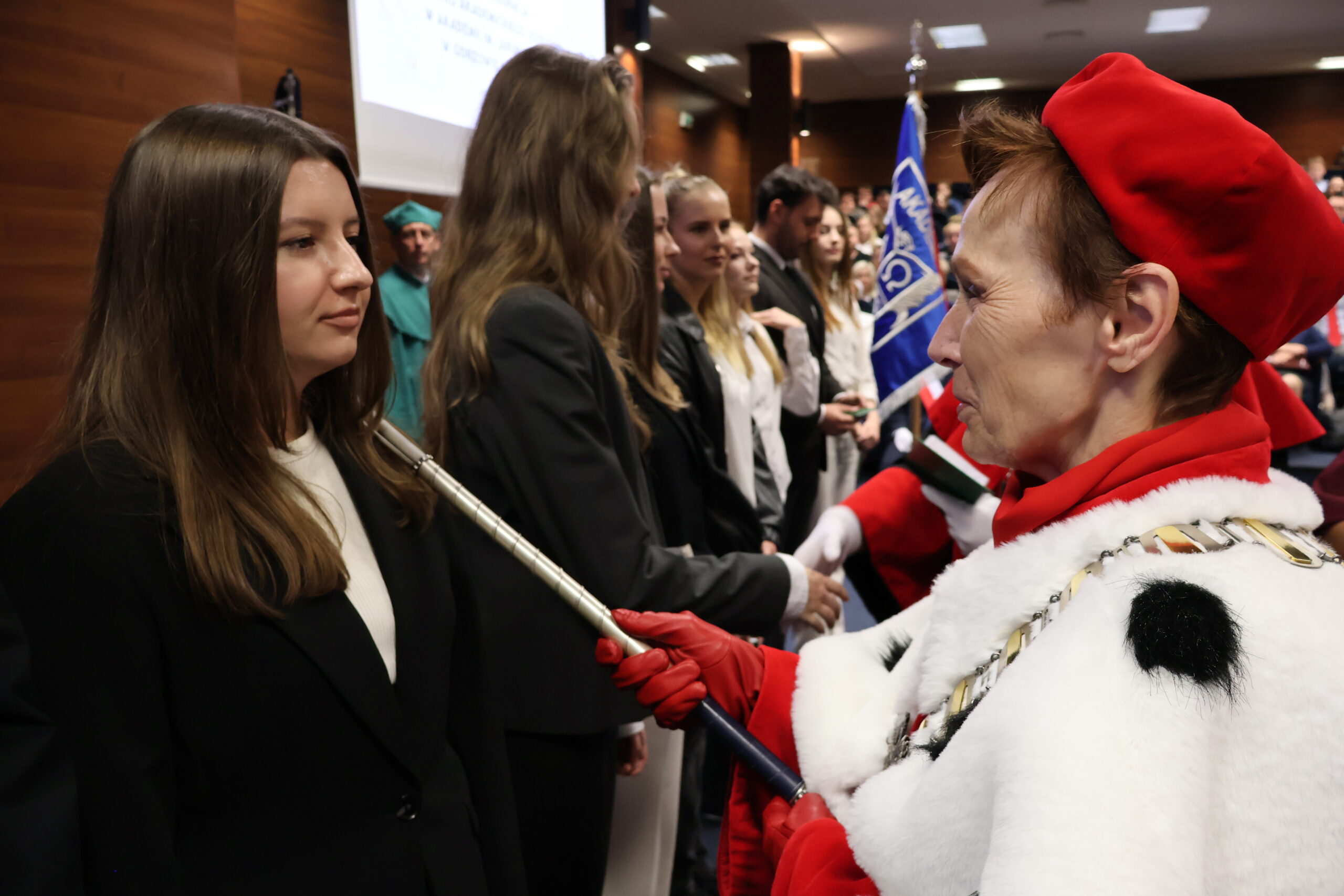 Na zdjęciu JM Rektor prof. dr hab. Elżbieta Skorupska-Raczyńska podczas Immatrykulacji studentów.