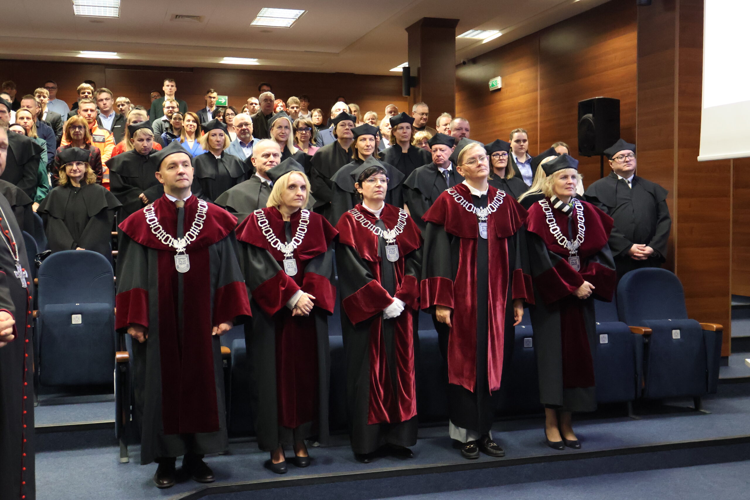 Na zdjęciu władze uczelni goście podczas Inauguracji Roku Akademickiego 2025/2026.