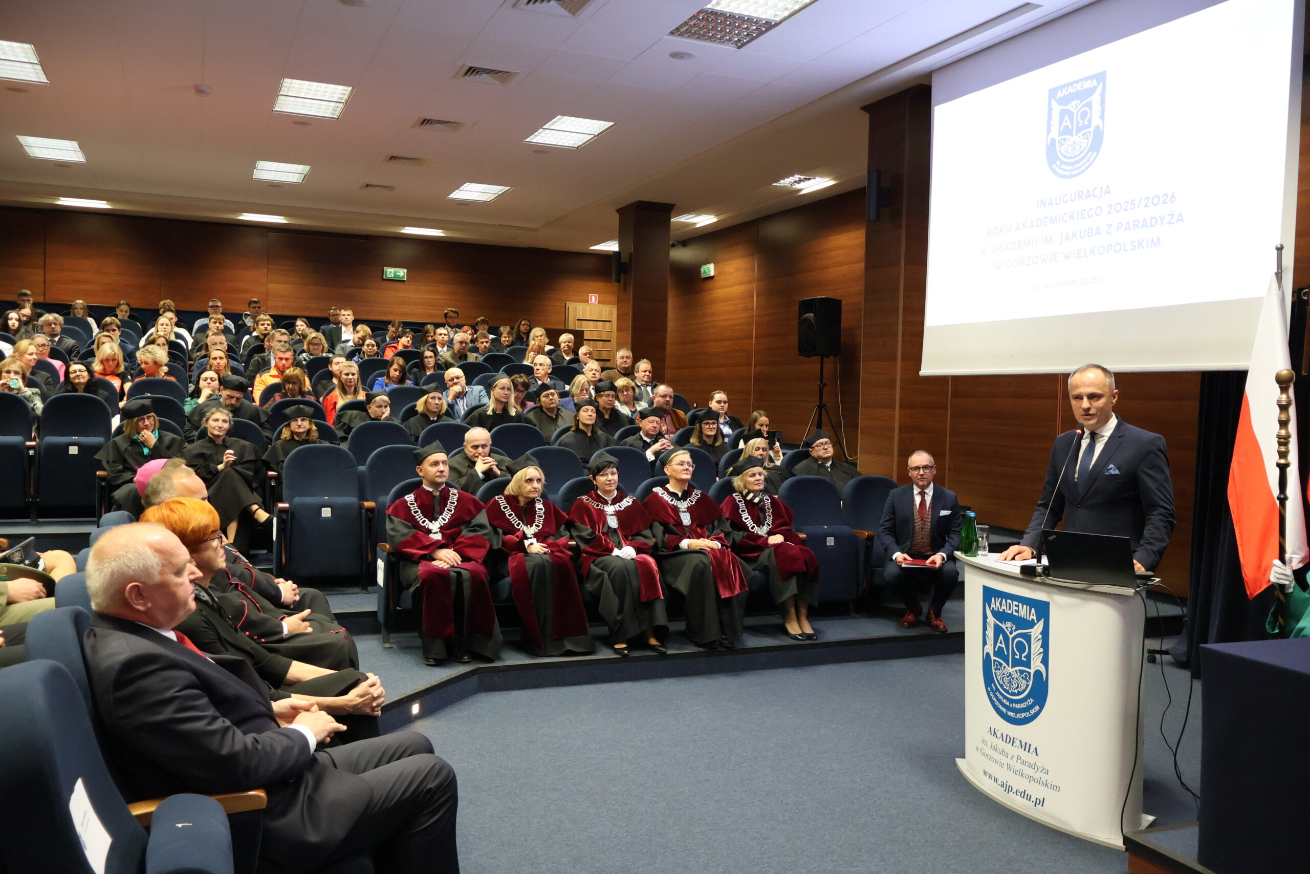 Na zdjęciu Maciej Siwicki – Wicewojewoda Lubuski przemawia podczas Inauguracji Roku Akademickiego 2025/2026.