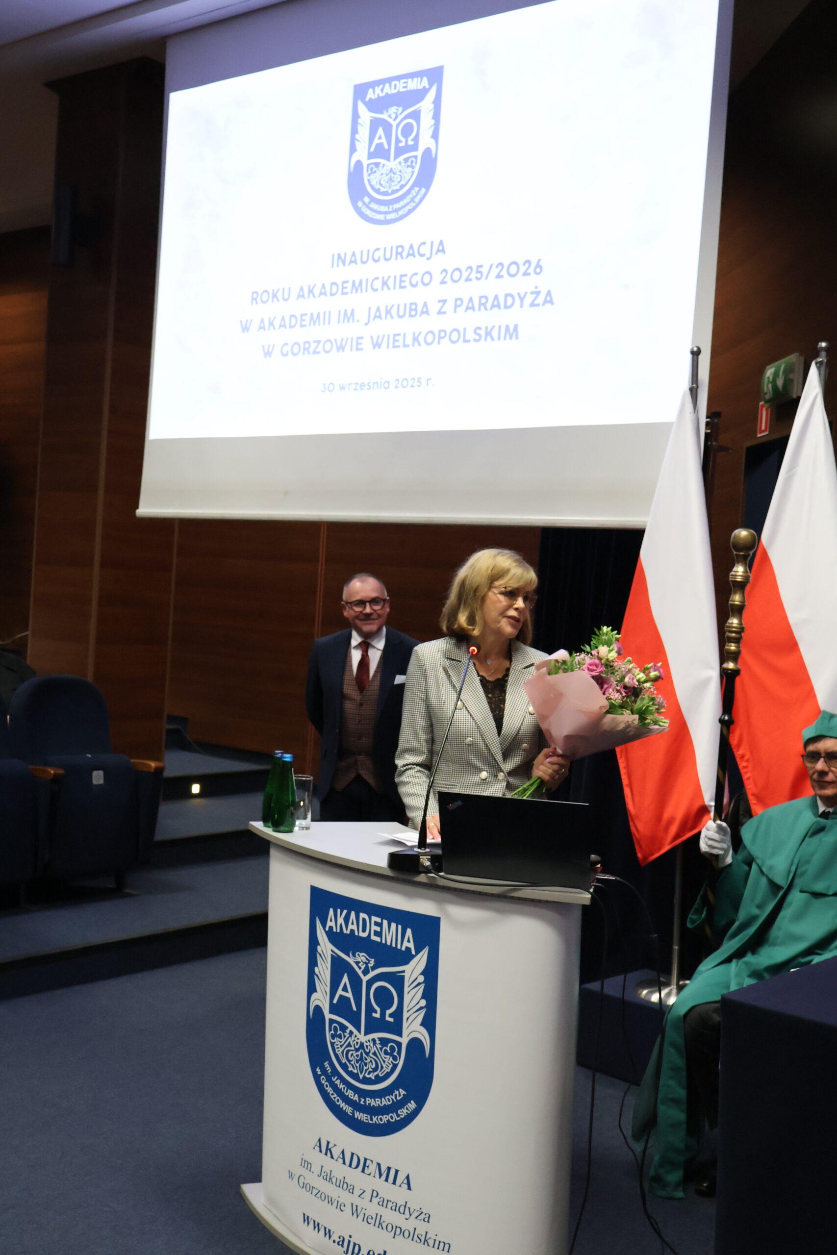 Na zdjęciu Krystyna Murak - Uniwersytet Trzeciego Wieku przemawia podczas Inauguracji Roku Akademickiego 2025/2026.