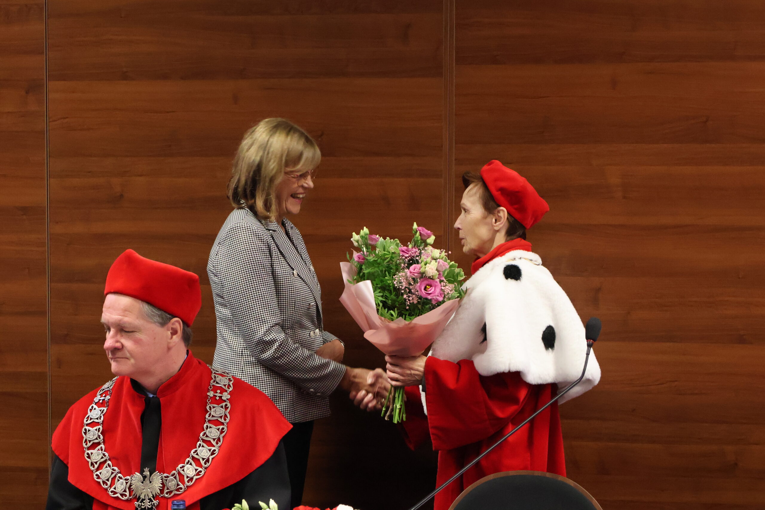 Na zdjęciu Krystyna Murak - Uniwersytet Trzeciego Wieku oraz JM Rektor prof. dr hab. Elżbieta Skorupska-Raczyńska podczas Inauguracji Roku Akademickiego 2025/2026.