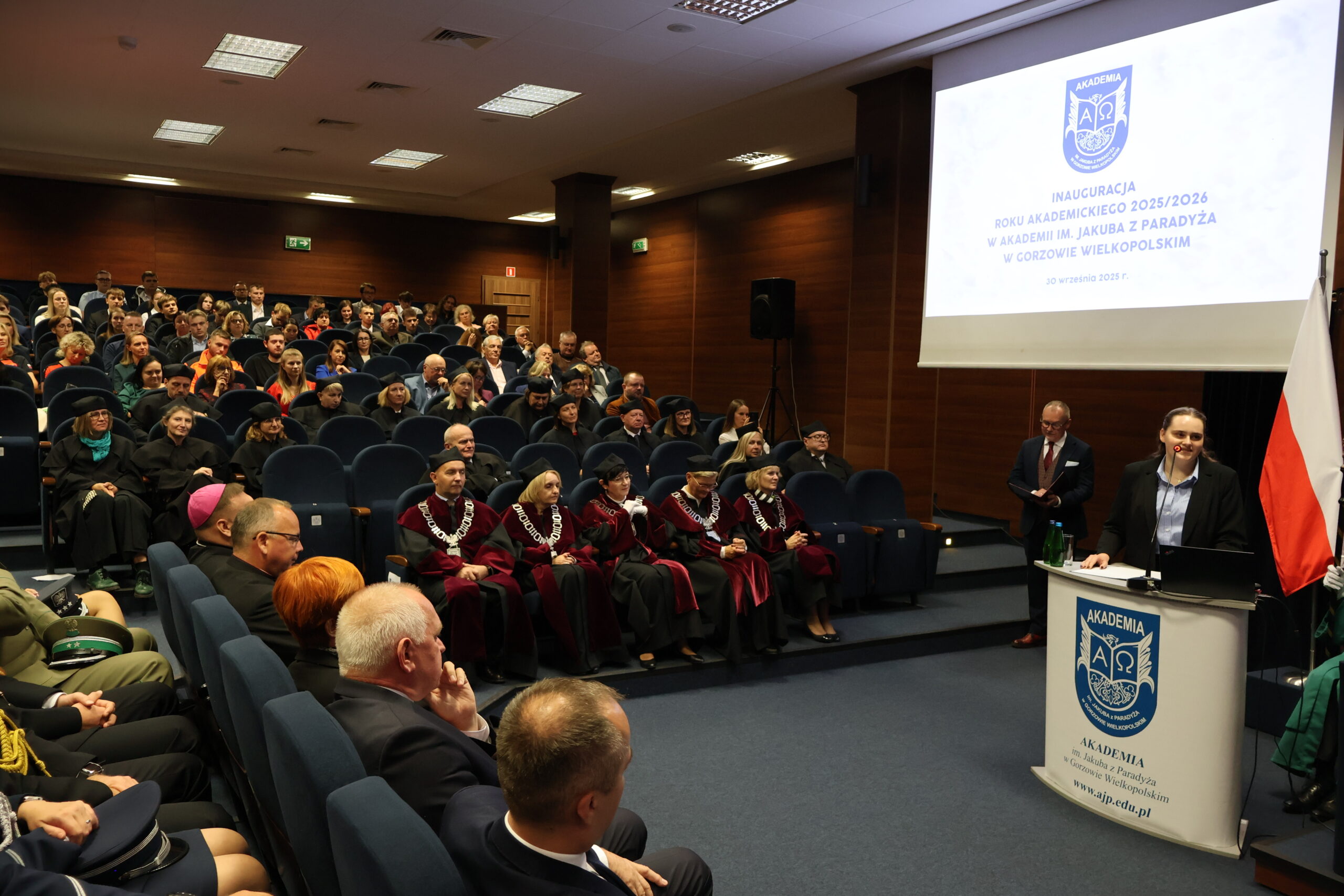 Na zdjęciu Agata Staszewska – przedstawiciel studentów AJP przemawia podczas Inauguracji Roku Akademickiego 2025/2026.