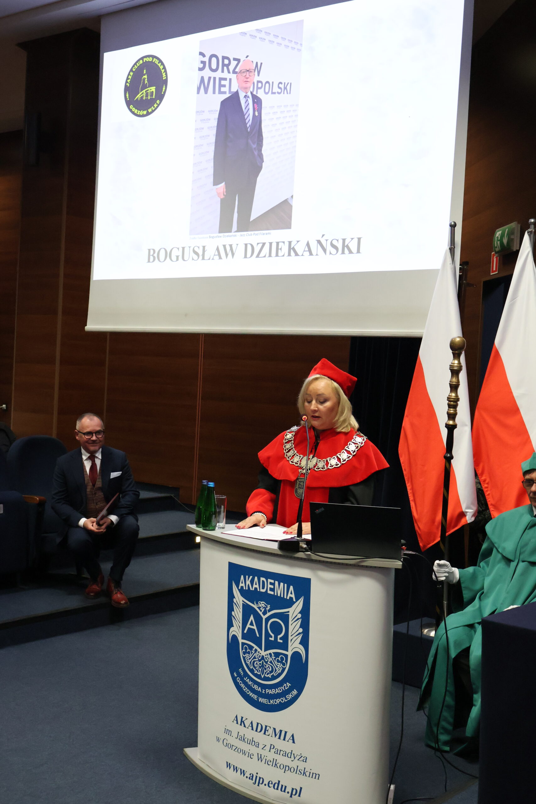 Na zdjęciu Prorektor ds. Kształcenia podczas wręczania nagrody „Przyjaciela Akademii im. Jakuba z Paradyża”.