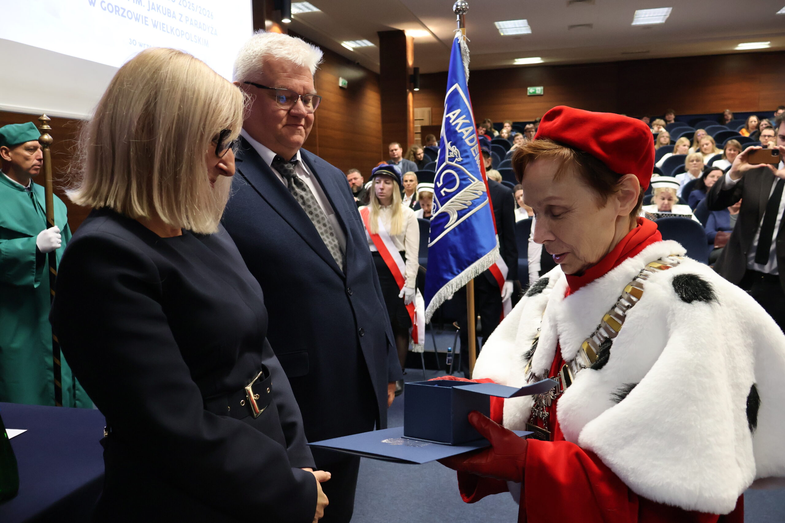 Na zdjęciu Prorektor ds. Kształcenia podczas wręczania nagrody „Przyjaciela Akademii im. Jakuba z Paradyża”.