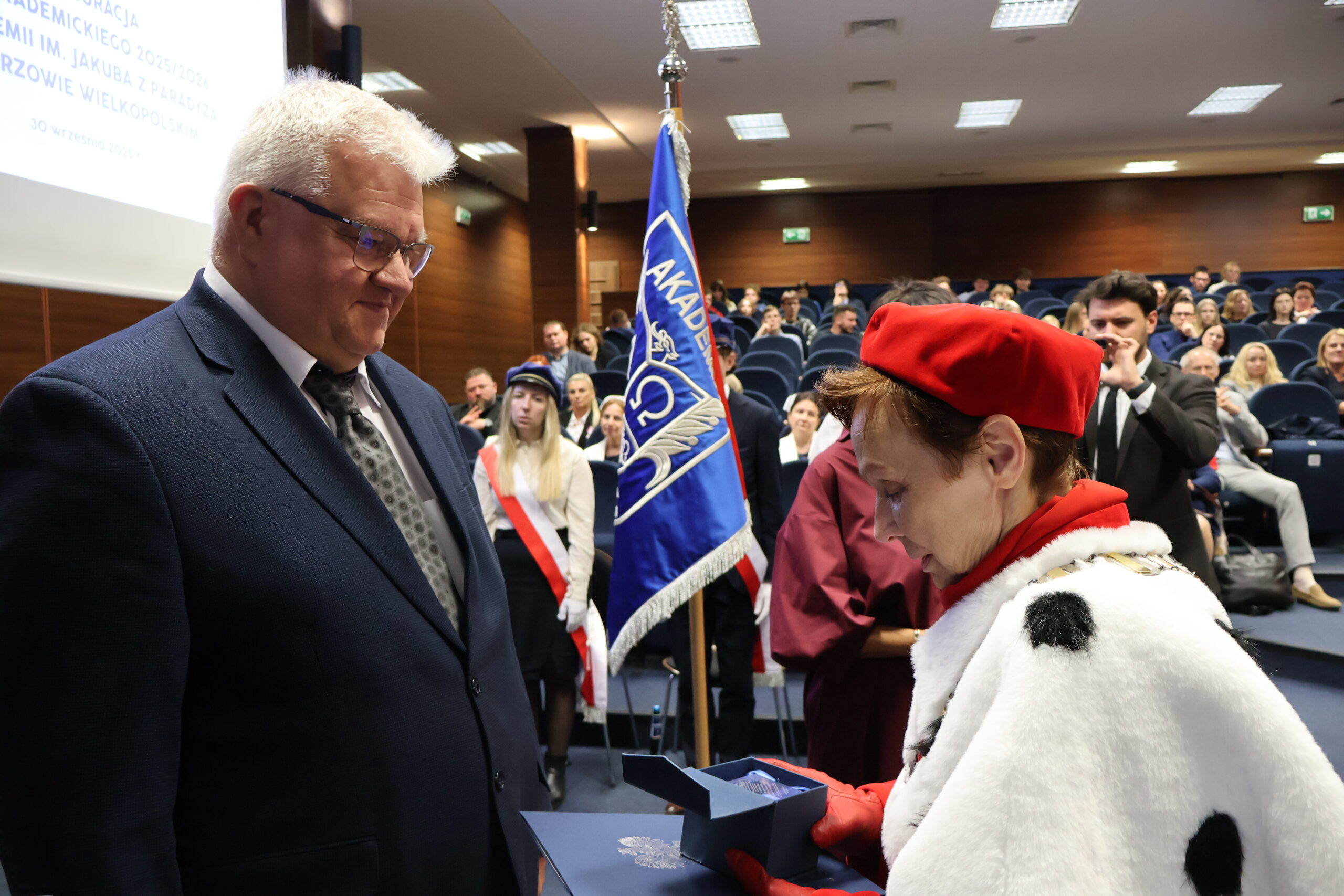Na zdjęciu Prorektor ds. Kształcenia podczas wręczania nagrody „Przyjaciela Akademii im. Jakuba z Paradyża”.