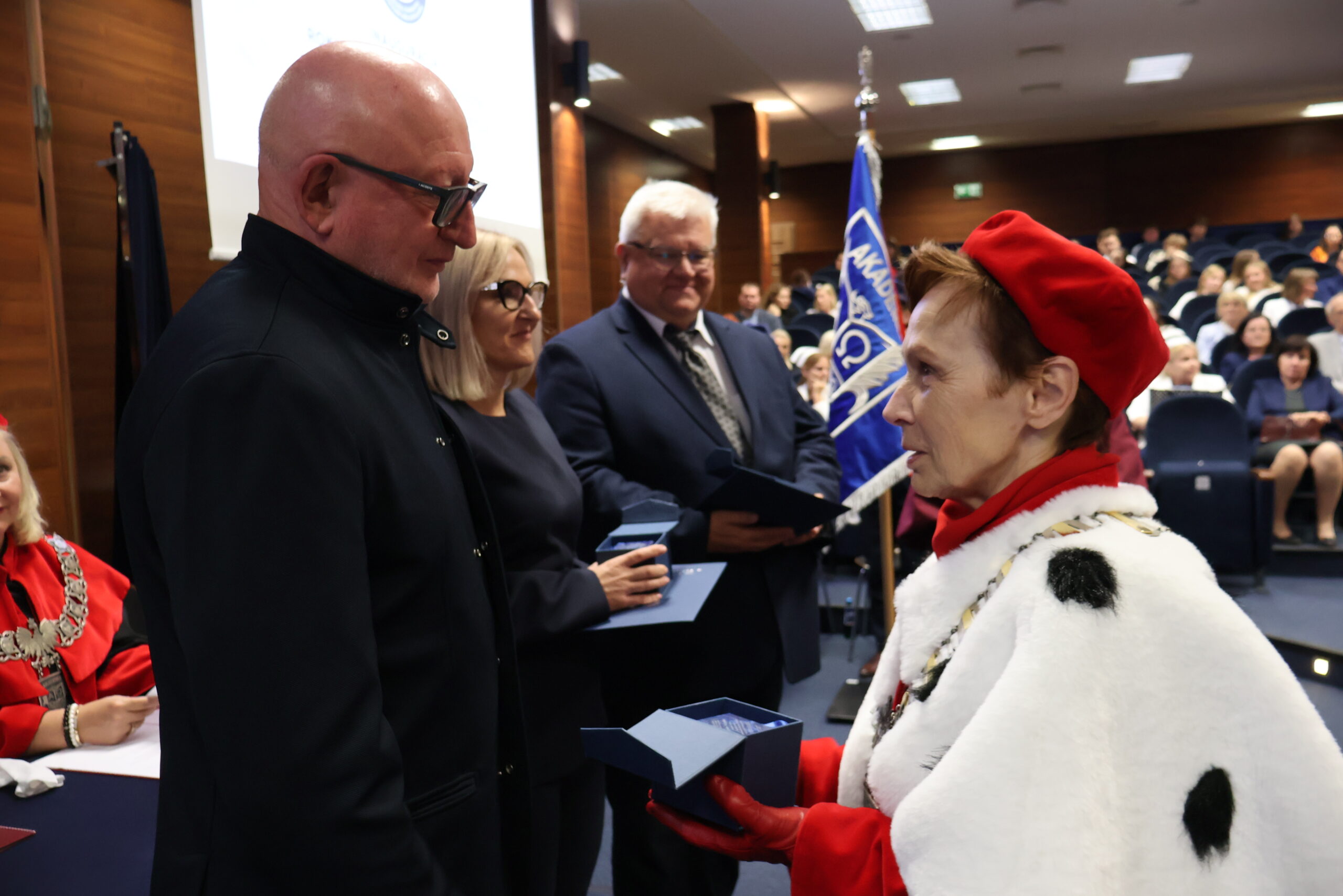 Na zdjęciu Prorektor ds. Kształcenia podczas wręczania nagrody „Przyjaciela Akademii im. Jakuba z Paradyża”.