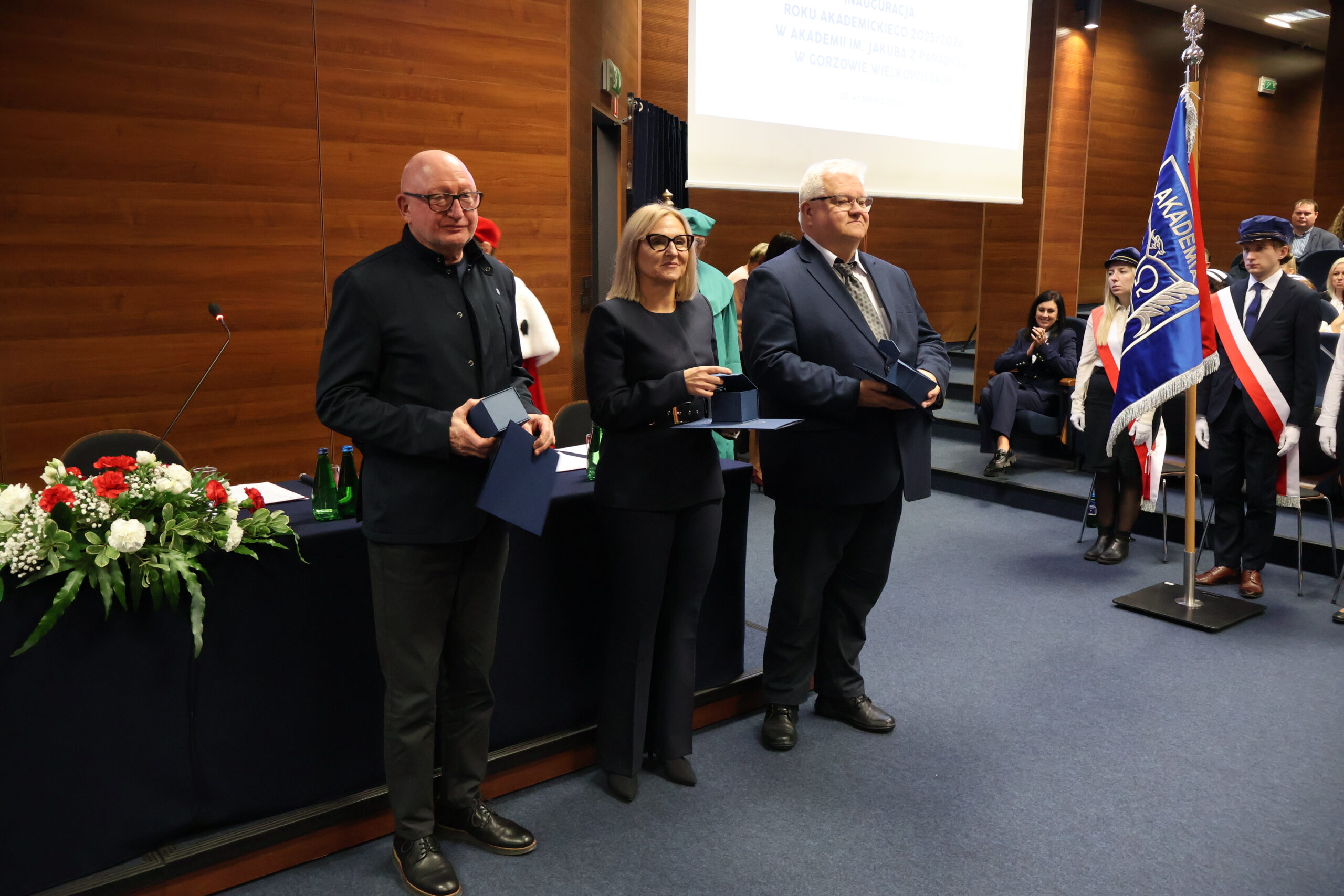 Na zdjęciu Prorektor ds. Kształcenia podczas wręczania nagrody „Przyjaciela Akademii im. Jakuba z Paradyża”.
