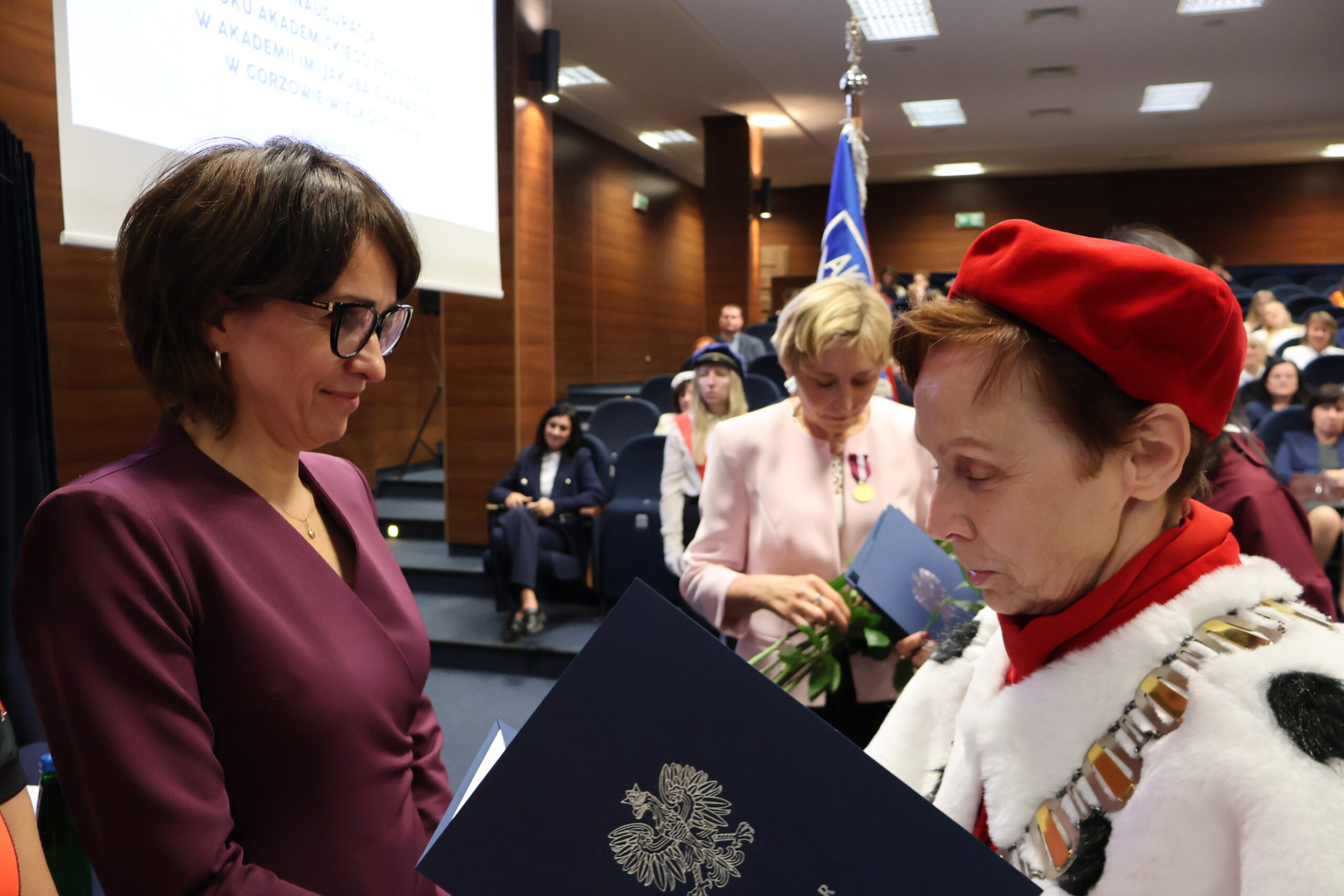 Na zdjęciu JM Rektor prof. dr hab. Elżbieta Skorupska-Raczyńska podczas wręczania nagród dla pracowników.